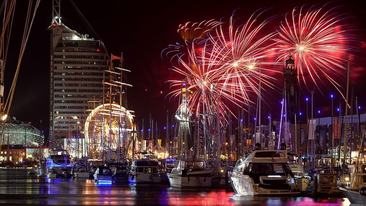 Feuerwerk über den Havenwelten (Archivfoto): Das Höhenfeuerwerk samt Drohenshow stellt eines der Höhepunkte der "Sail 2025" dar.