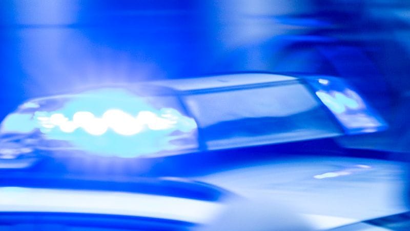 Ein Streifenwagen der Polizei ist mit Blaulicht im Einsatz. (zu dpa: «Polizei nimmt 16-Jährigen wegen Nazi-Schmierereien fest»)