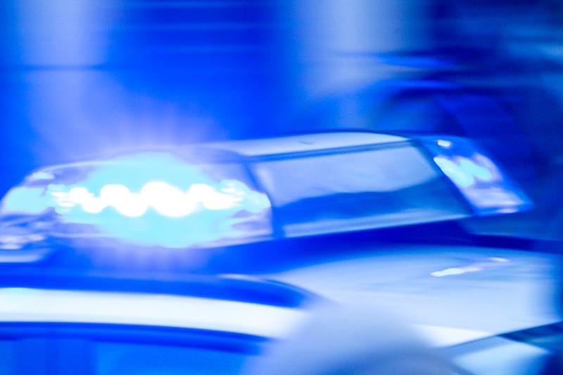 Ein Streifenwagen der Polizei ist mit Blaulicht im Einsatz. (zu dpa: «Polizei nimmt 16-Jährigen wegen Nazi-Schmierereien fest»)