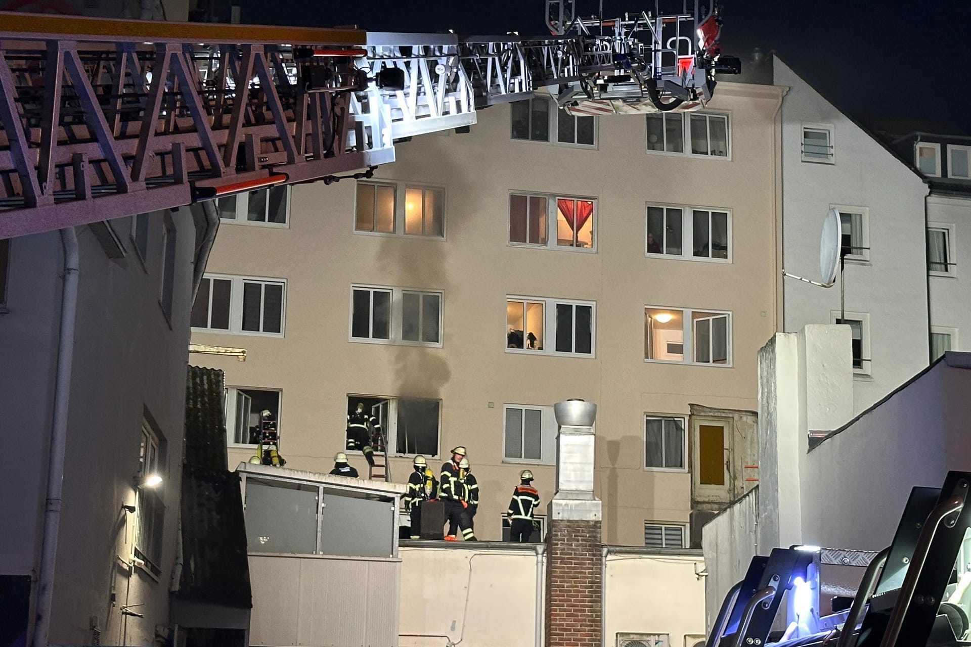 Feuerwehreinsatz an der Reeperbahn am Montagabend: Über Verletzte wurde zunächst nichts bekannt.