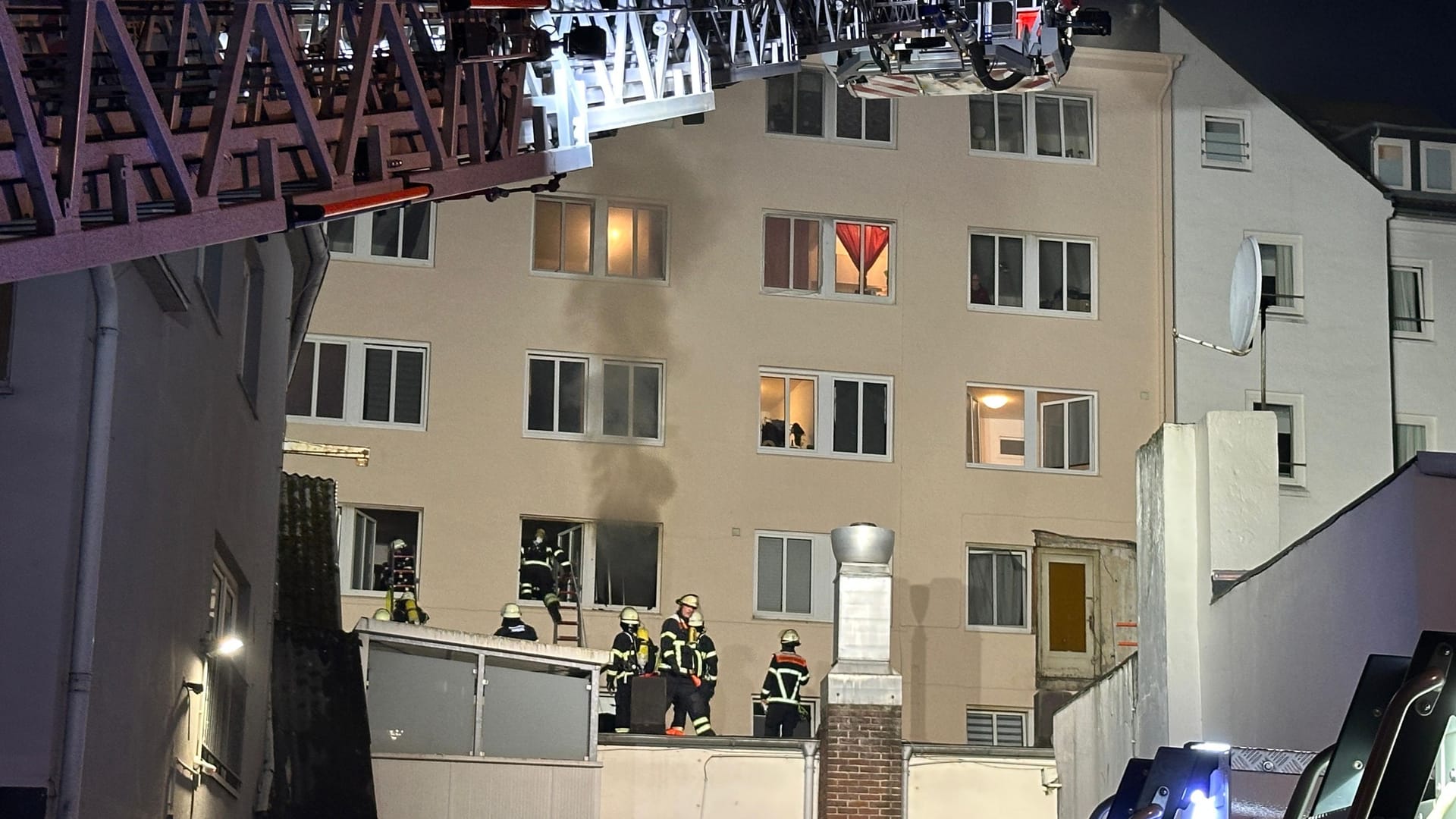 Feuerwehreinsatz an der Reeperbahn am Montagabend: Über Verletzte wurde zunächst nichts bekannt.