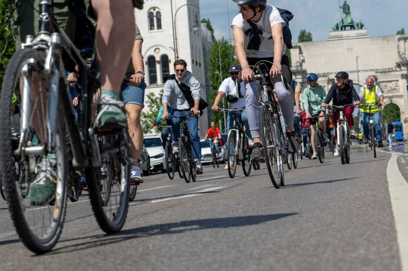 Vor dem Siegestor fahren Radler über die Leopoldstraße: Mehrere tausend Menschen nahmen unter dem Motto "Einfach aufsteigen, sicher ankommen – Radinfrastruktur in Autobahn-Qualität!" an der ADFC-Radlsternfahrt teil.