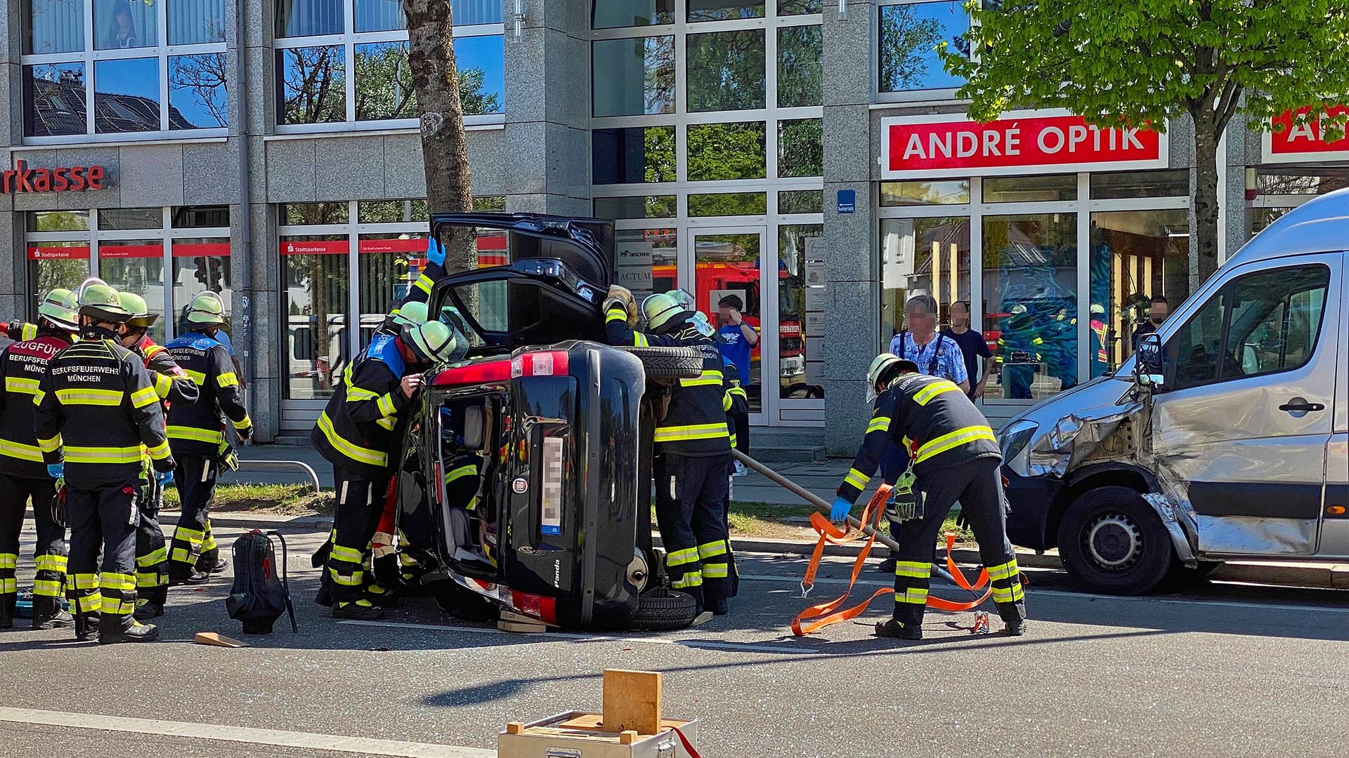Feuerwehrkräfte arbeiten an einem der Unfallfahrzeuge: Die Einsatzkräfte mussten eine Frau aus dem Fiat retten.