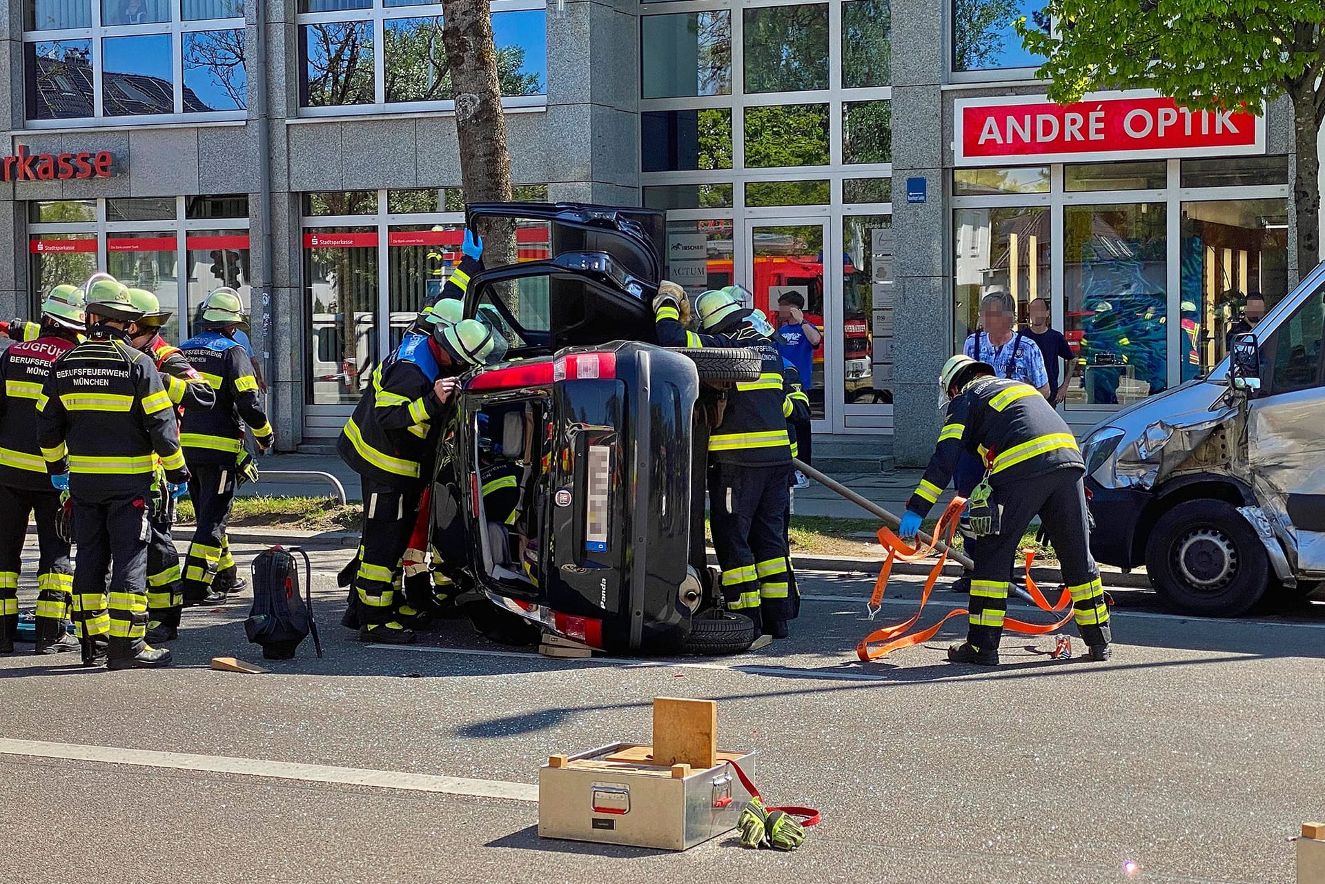 Feuerwehrkräfte arbeiten an einem der Unfallfahrzeuge: Die Einsatzkräfte mussten eine Frau aus dem Fiat retten.