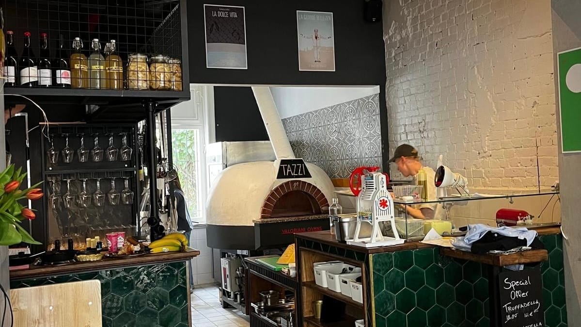 Pizza trifft Naturwein: Der Blick in die offene Küche von „nullkommaeins“ auf St. Pauli.