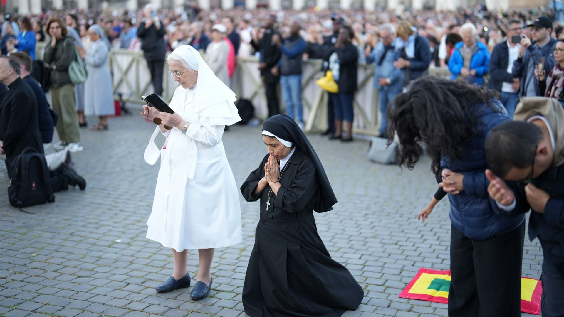 Sor Clara, eine Nonne aus Peru, betet auf dem Petersplatz während der Ansprache des neu gewählten Papstes Leo XIV.