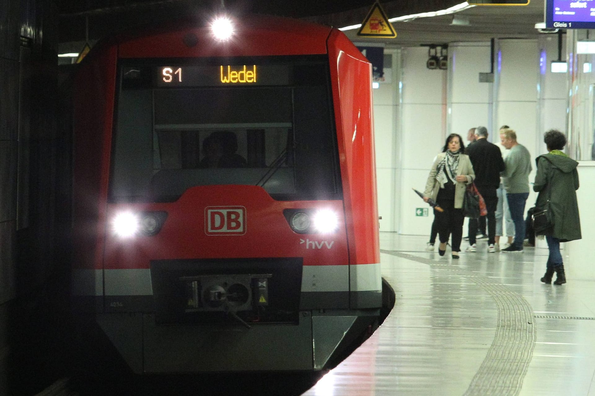 Eine S-Bahn der Linie S1 hält im Bahnhof Landungsbrücken (Archivbild): Der Citytunnel verbindet die Innenstadt seit 50 Jahren mit Altona. Eine S-Bahn der Linie S1 hält im Bahnhof Landungsbrücken (Archivbild): Der Citytunnel verbindet die Innenstadt seit 50 Jahren mit Altona.