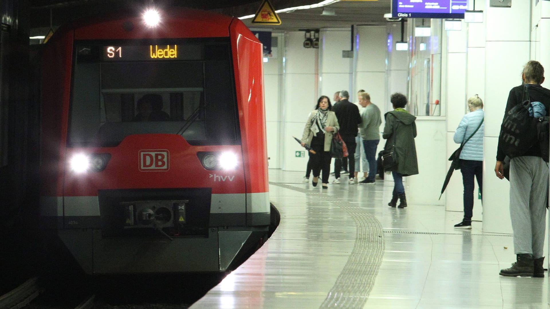 Eine S-Bahn der Linie S1 hält im Bahnhof Landungsbrücken (Archivbild): Der Citytunnel verbindet die Innenstadt seit 50 Jahren mit Altona. Eine S-Bahn der Linie S1 hält im Bahnhof Landungsbrücken (Archivbild): Der Citytunnel verbindet die Innenstadt seit 50 Jahren mit Altona.