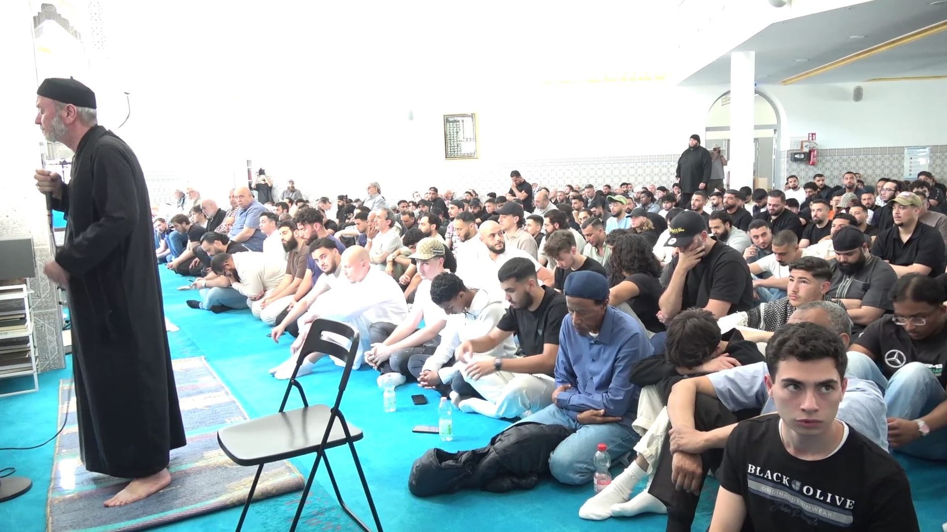 Trauer in der Bonner Al-Muhajirin Moschee am Mittwoch: Zahlreiche Menschen fanden sich ein, um von Xatar Abschied zu nehmen.
