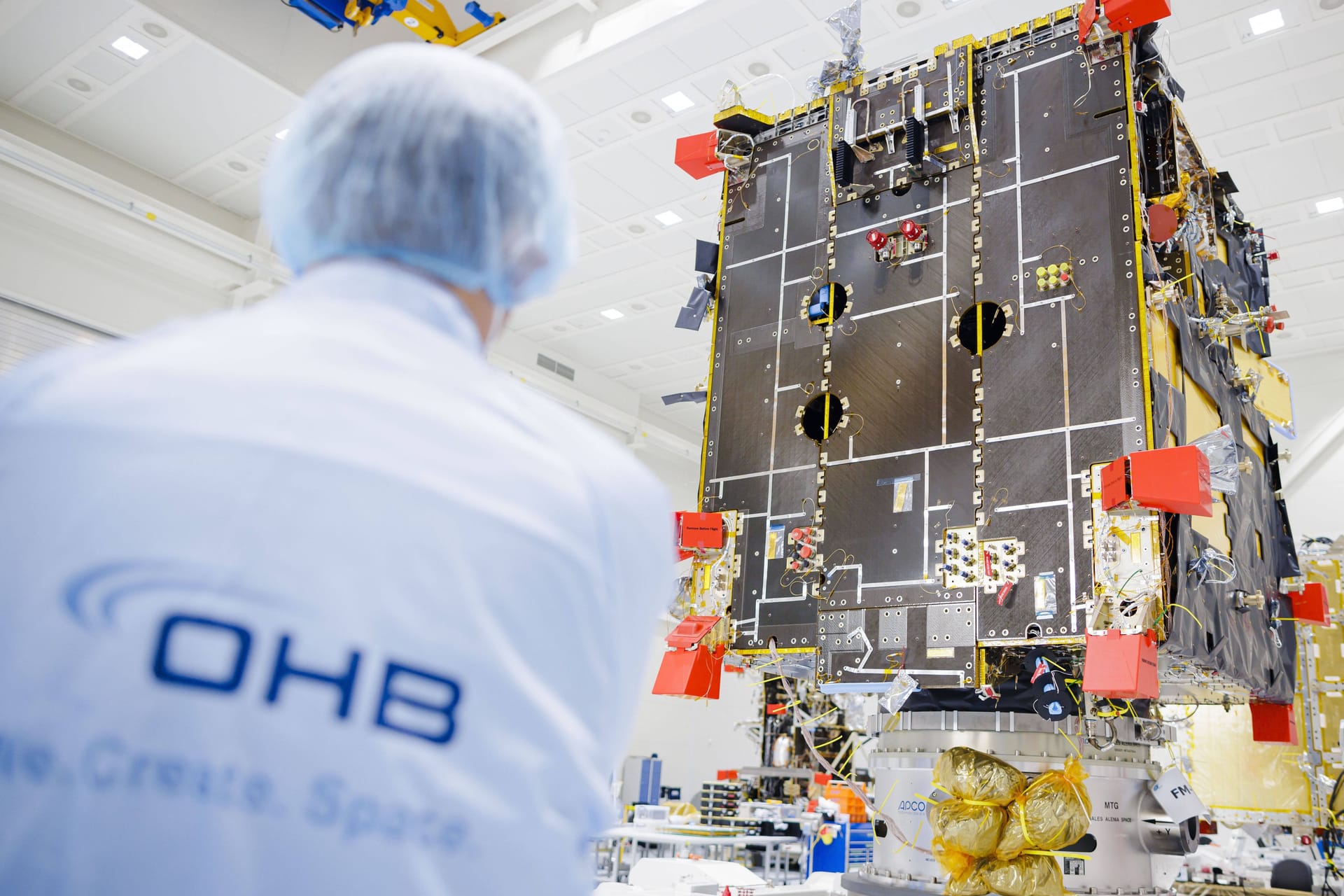 Mitarbeiter von OHB vor einem Wettersatelliten (Archivbild): Das Unternehmen zieht neben dem zivilen auch den militärischen Bereich als Wachstumsmarkt. Mitarbeiter von OHB vor einem Wettersatelliten (Archivbild): Das Unternehmen zieht neben dem zivilen auch den militärischen Bereich als Wachstumsmarkt.