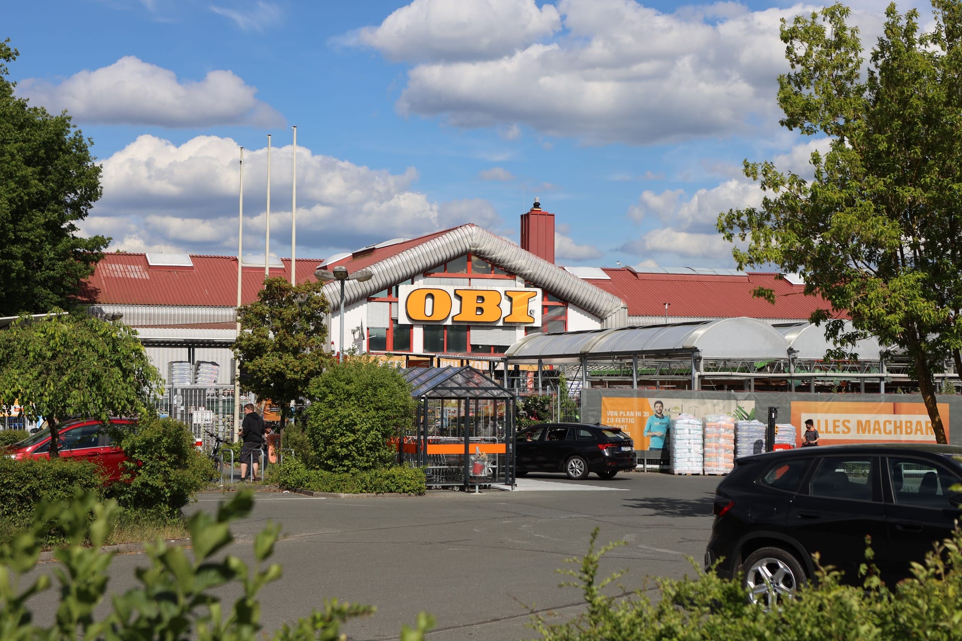 Obi-Filiale in Schwarzenbruck: Hier forderte am Dienstagnachmittag ein bewaffneter Mann Geld. Wie viel er erbeuten konnte, war zunächst unklar.