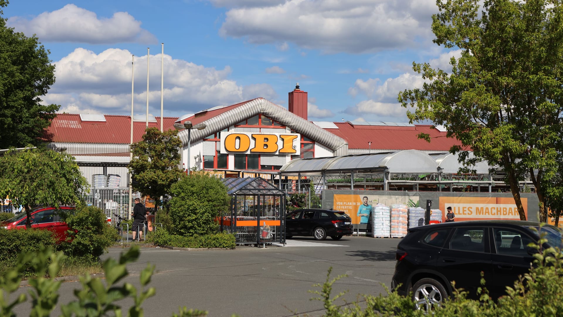 Obi-Filiale in Schwarzenbruck: Hier forderte am Dienstagnachmittag ein bewaffneter Mann Geld. Wie viel er erbeuten konnte, war zunächst unklar. Obi-Filiale in Schwarzenbruck: Hier forderte am Dienstagnachmittag ein bewaffneter Mann Geld. Wie viel er erbeuten konnte, war zunächst unklar.