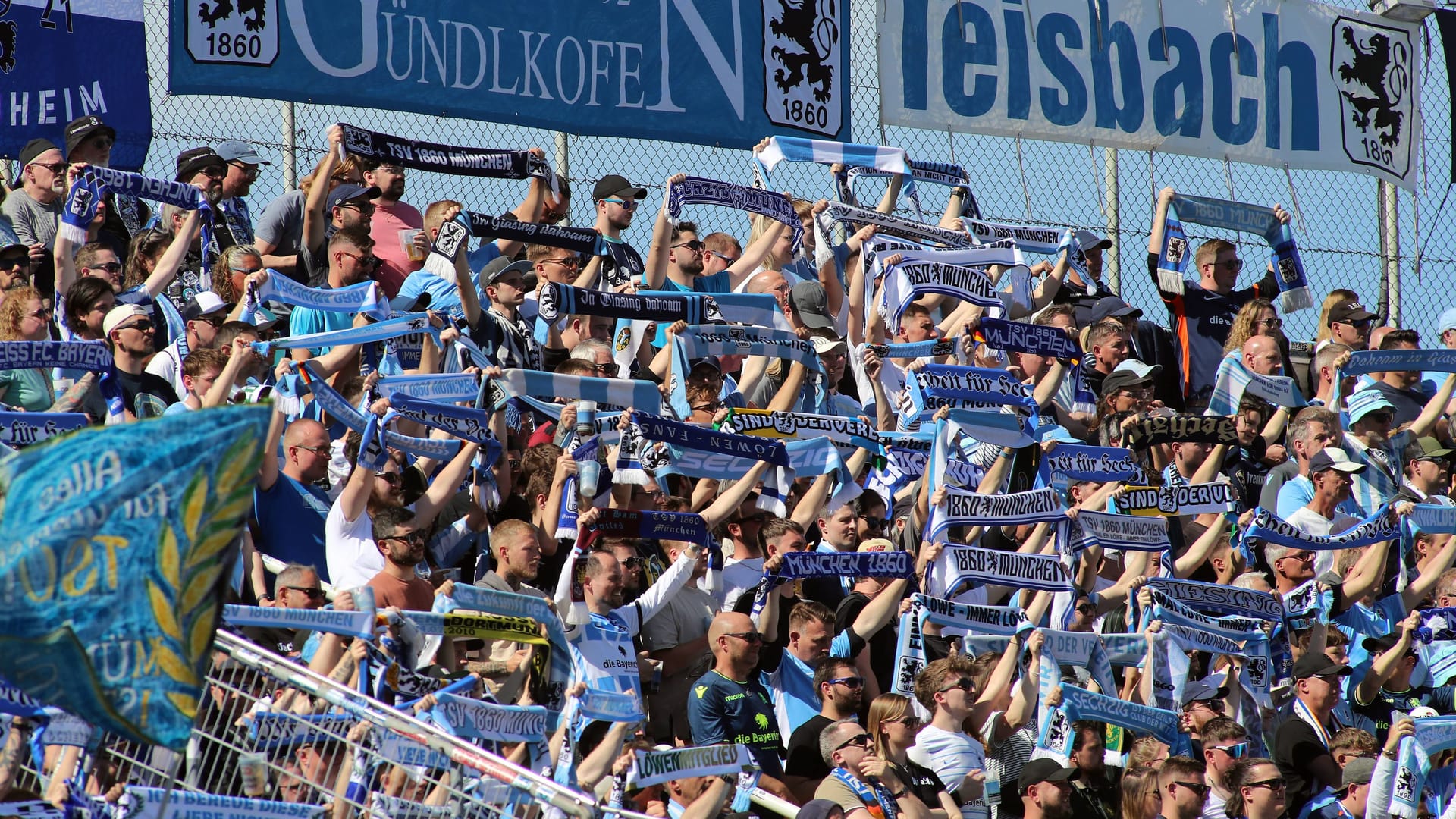 Fans von 1860 München in ihrer Kurve (Archivfoto): Die Betreiberin einer Stammkneipe der Löwenfans ist verstorben.