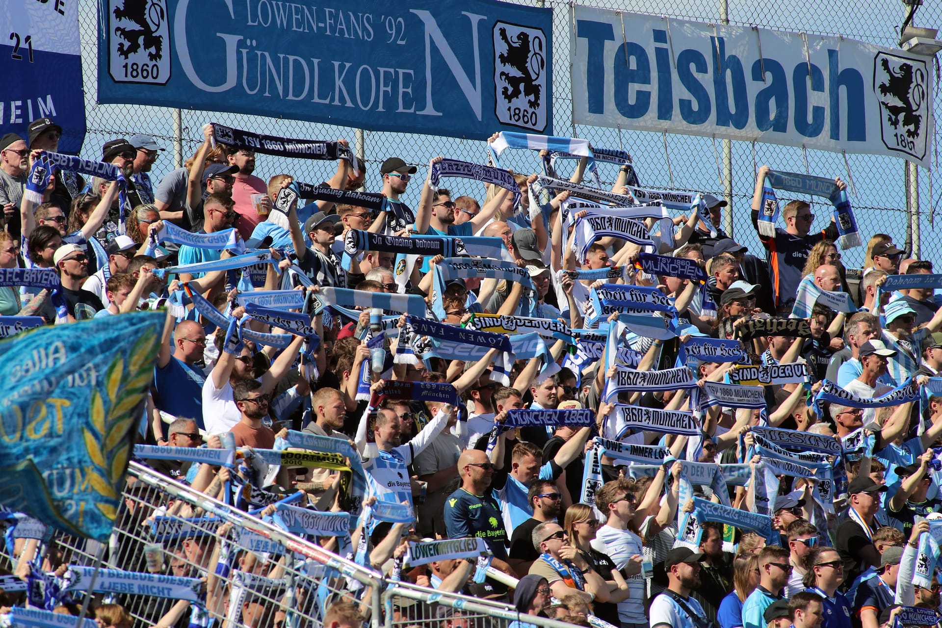 Fans von 1860 München in ihrer Kurve (Archivfoto): Die Betreiberin einer Stammkneipe der Löwenfans ist verstorben.
