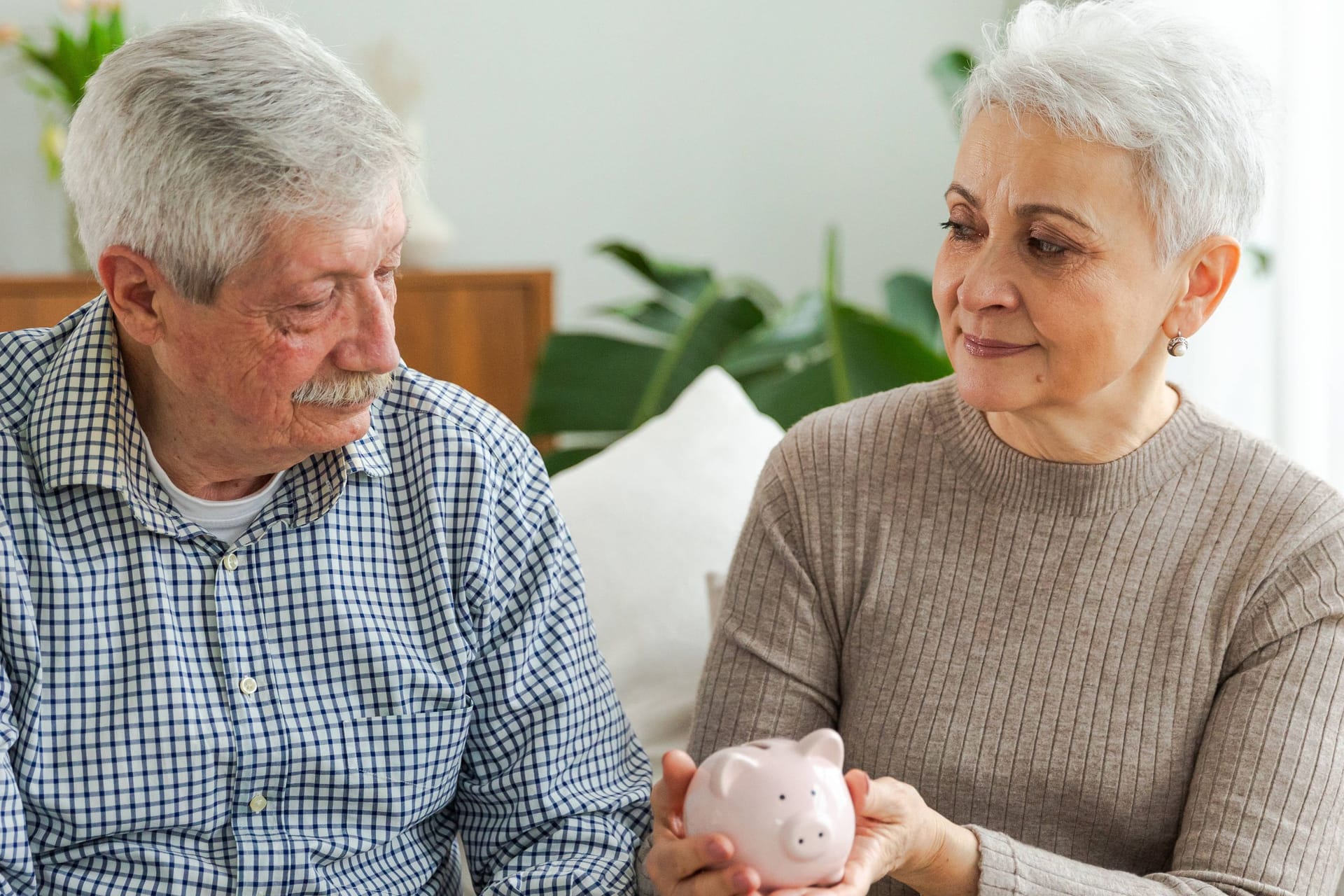 Ein Rentnerpaar macht sich um seine Finanzen Gedanken (Symbolbild): Die Aktivrente ist umstritten.