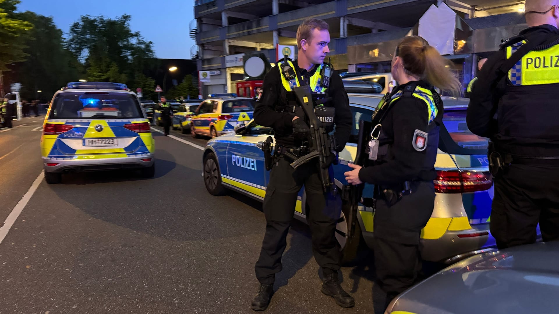 Hamburger Polizisten am Donnerstagabend in Jenfeld: Eine Person wurde dort bei einem Angriff verletzt. Hamburger Polizisten am Donnerstagabend in Jenfeld: Eine Person wurde dort bei einem Angriff verletzt.