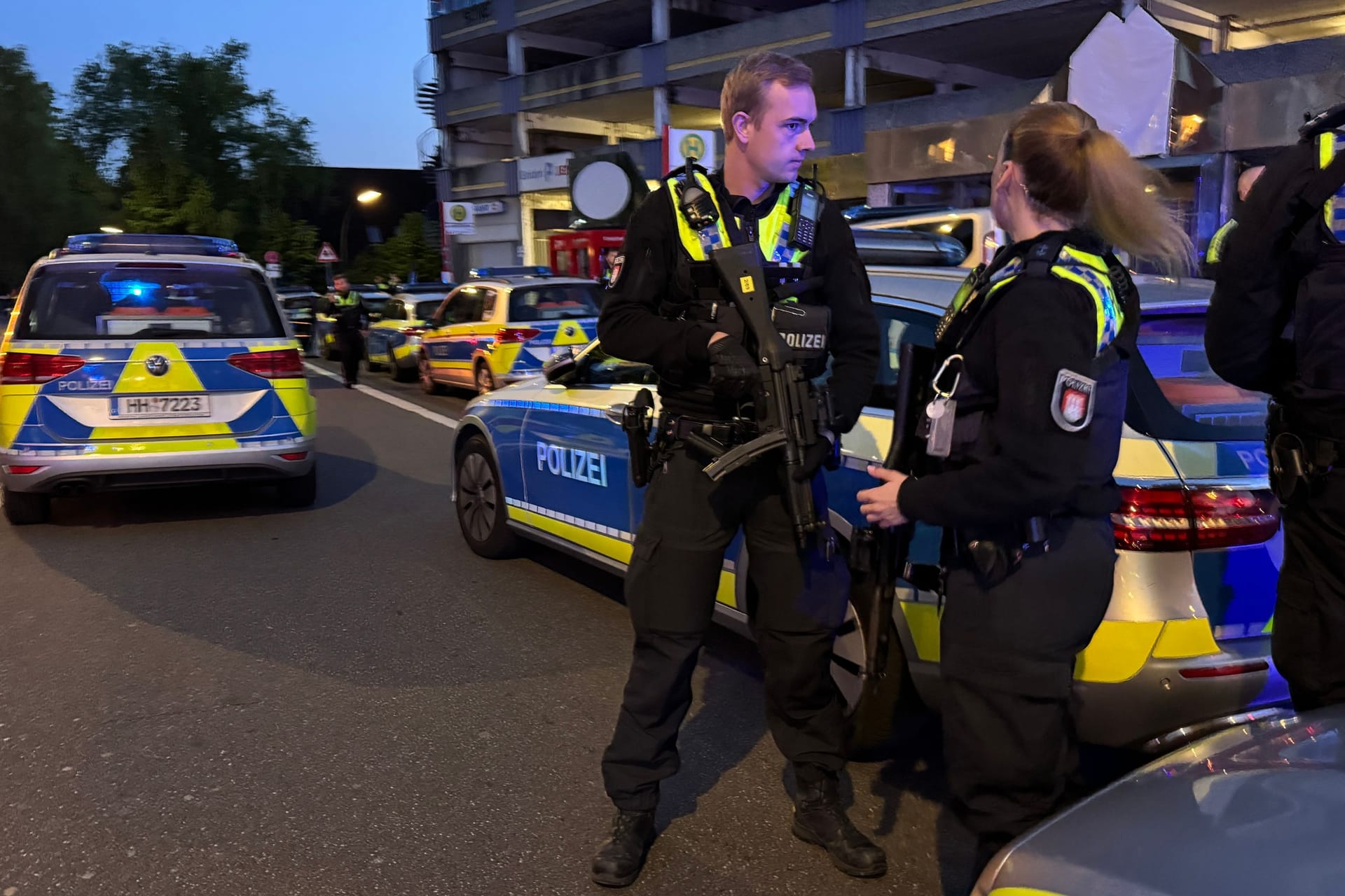 Hamburger Polizisten am Donnerstagabend in Jenfeld: Eine Person wurde dort bei einem Angriff verletzt.