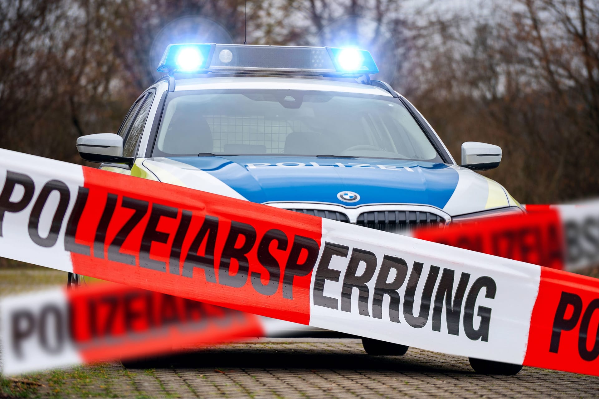 Ein Streifenwagen hinter einem Absperrband (Archivbild): Der Tatverdächtige soll am Donnerstag einem Ermittlungsrichter vorgeführt werden.
