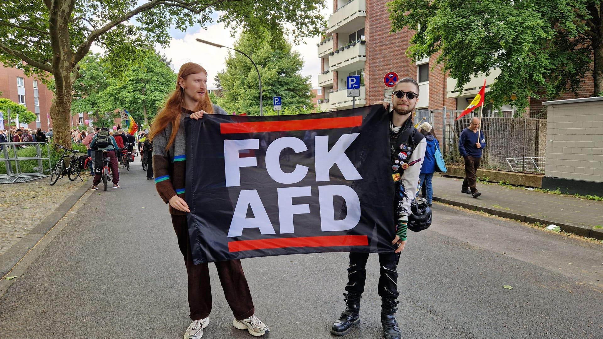 Jean-Luc (l.) und Remo (r.): Remo protestiert regelmäßig gegen die AfD.