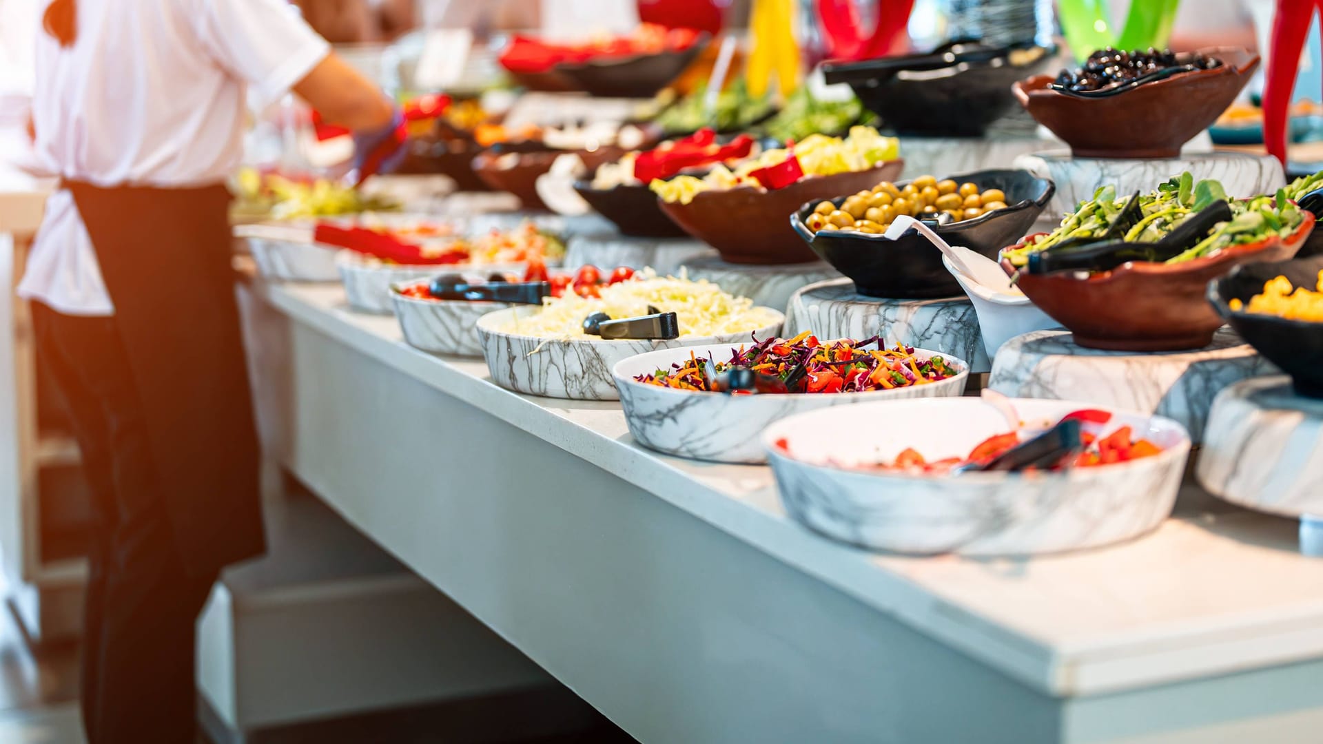 Üppiges Hotel-Buffet: Immer mehr Urlauber wünschen sich ein festes Reisepaket mit Flug, Hotel und Verpflegung.