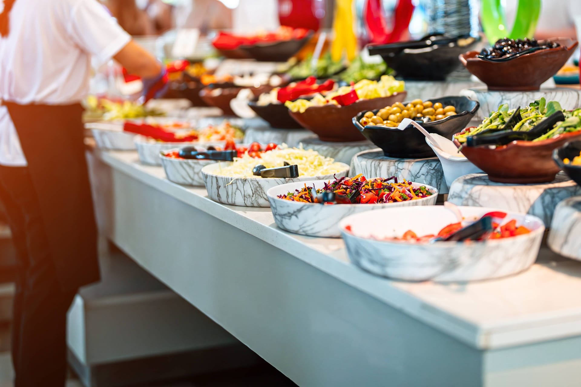 Üppiges Hotel-Buffet: Immer mehr Urlauber wünschen sich ein festes Reisepaket mit Flug, Hotel und Verpflegung.