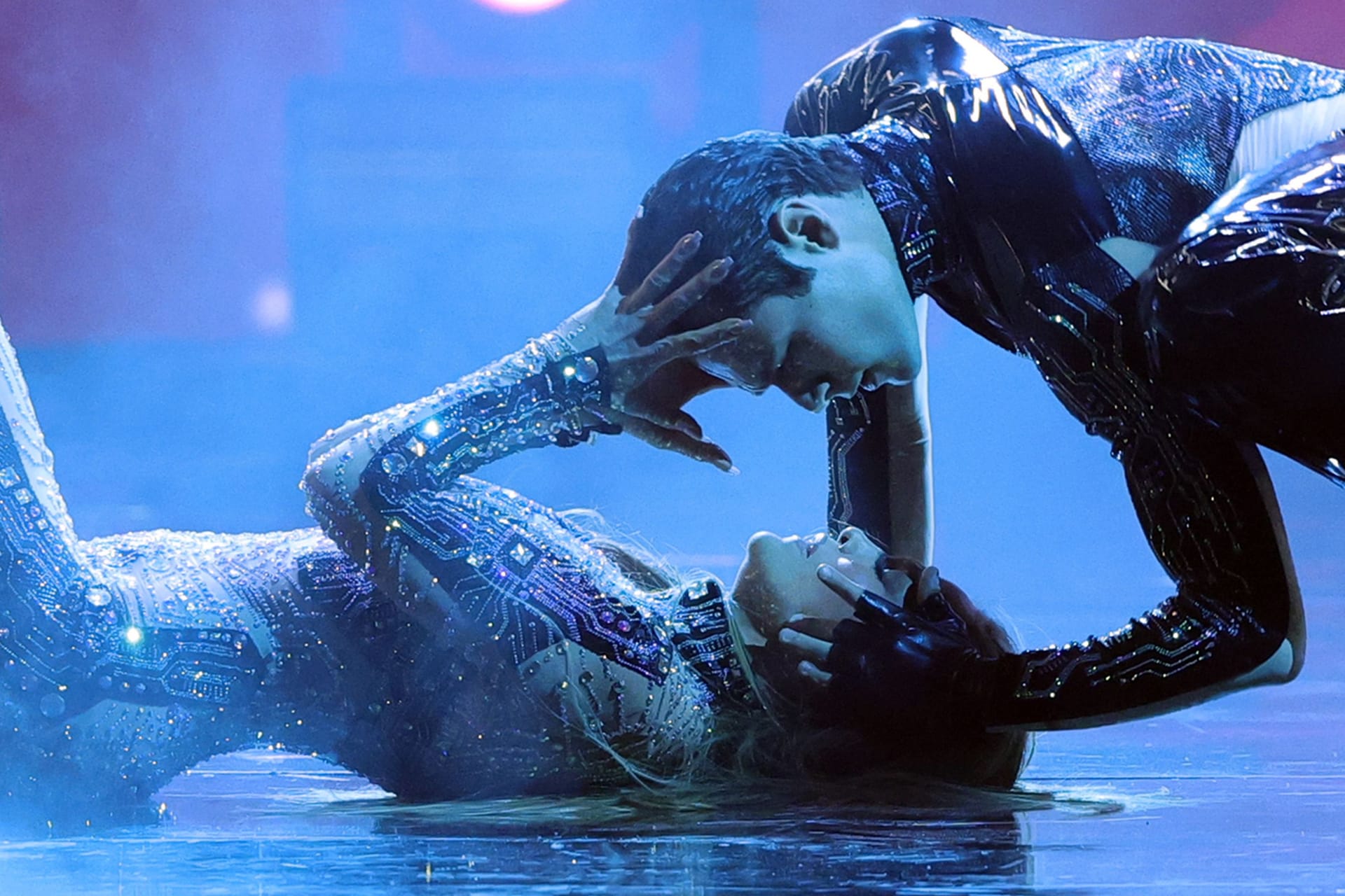 American Music Awards 2025: Jennifer Lopez performt mit einem Tänzer.