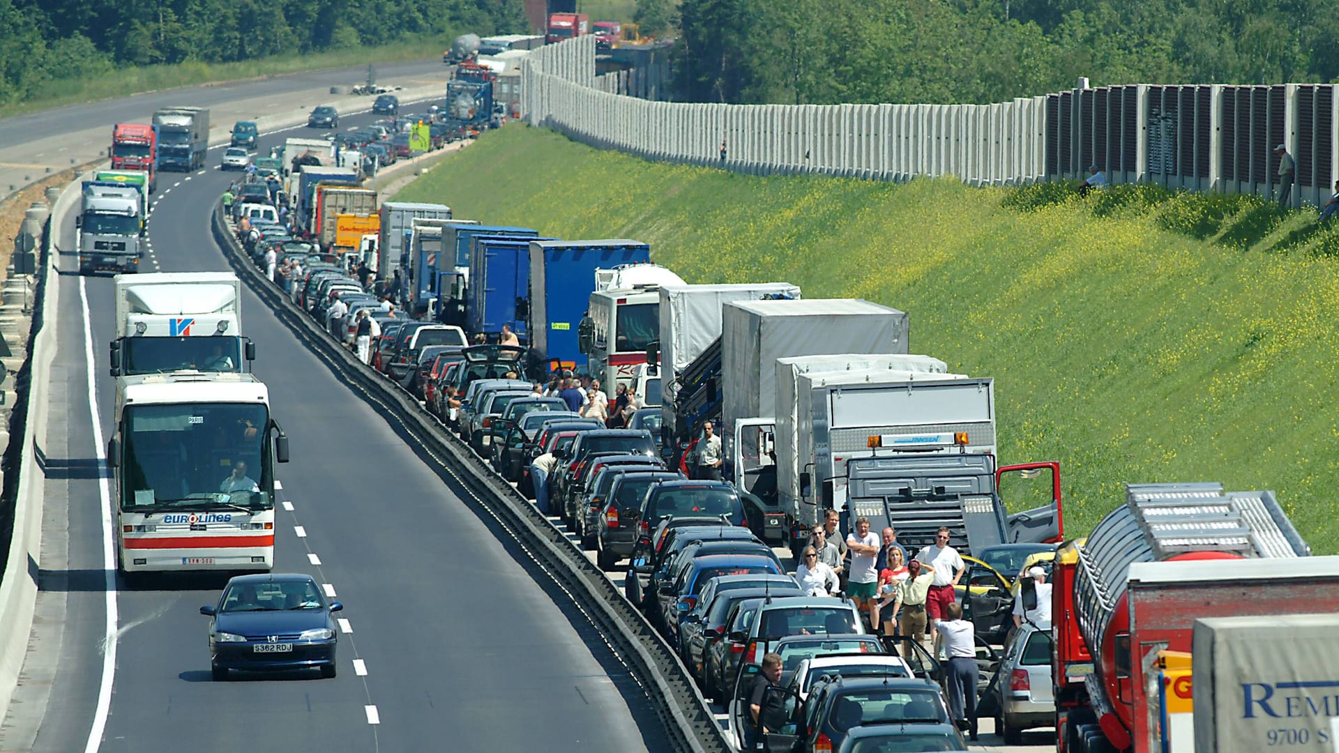 Stau auf der A4 bei Kerpen (Symbolbild): Die Autobahn ist in Richtung Aachen aktuell nur einspurig begahrbar.