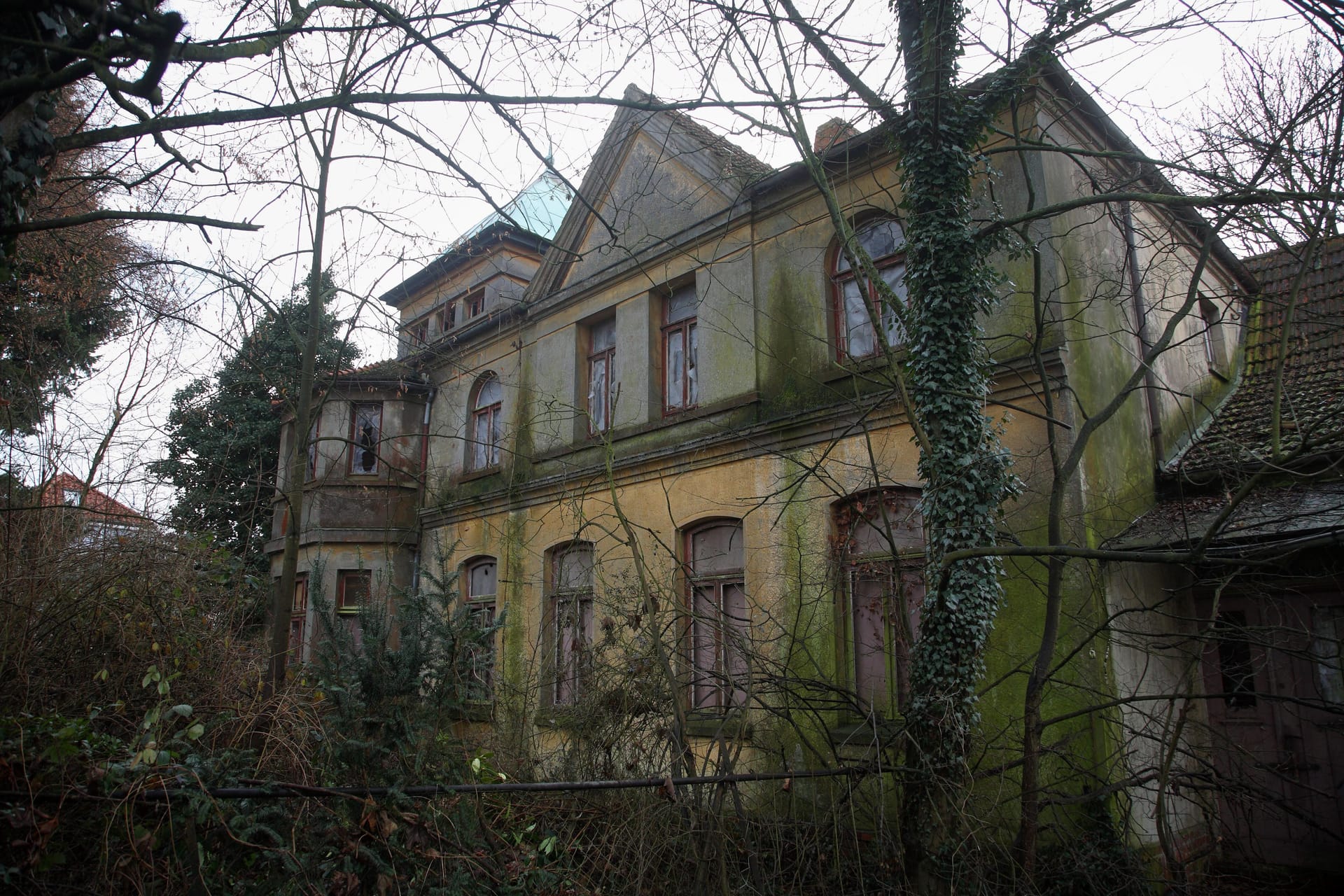 Die alte Villa zog Schaulustige magisch an. Die alte Villa zog Schaulustige magisch an.
