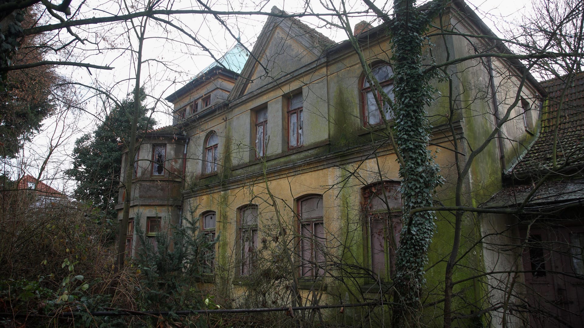 Die alte Villa zog Schaulustige magisch an. Die alte Villa zog Schaulustige magisch an.