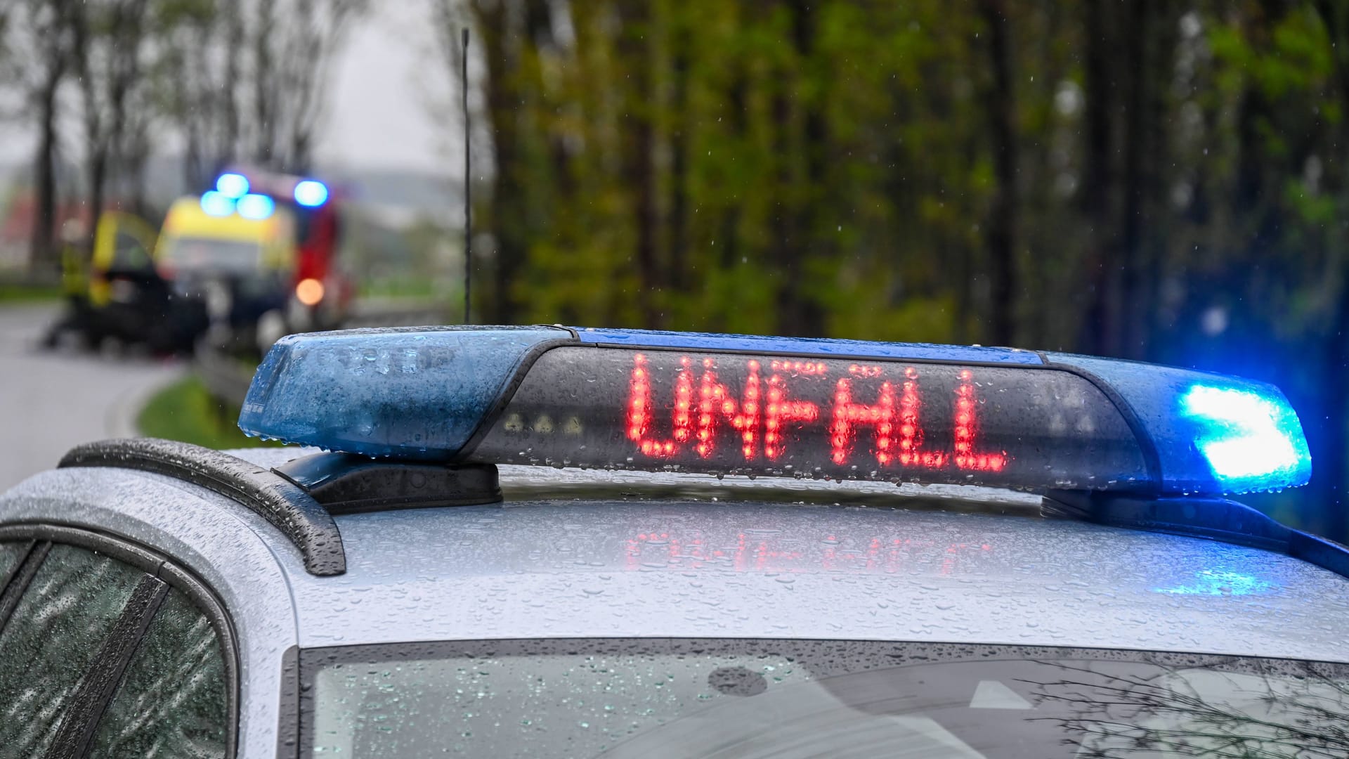 Die Polizei sperrt eine Unfallstelle ab (Archivbild): Auch ein Rettungshubschrauber war im Einsatz.