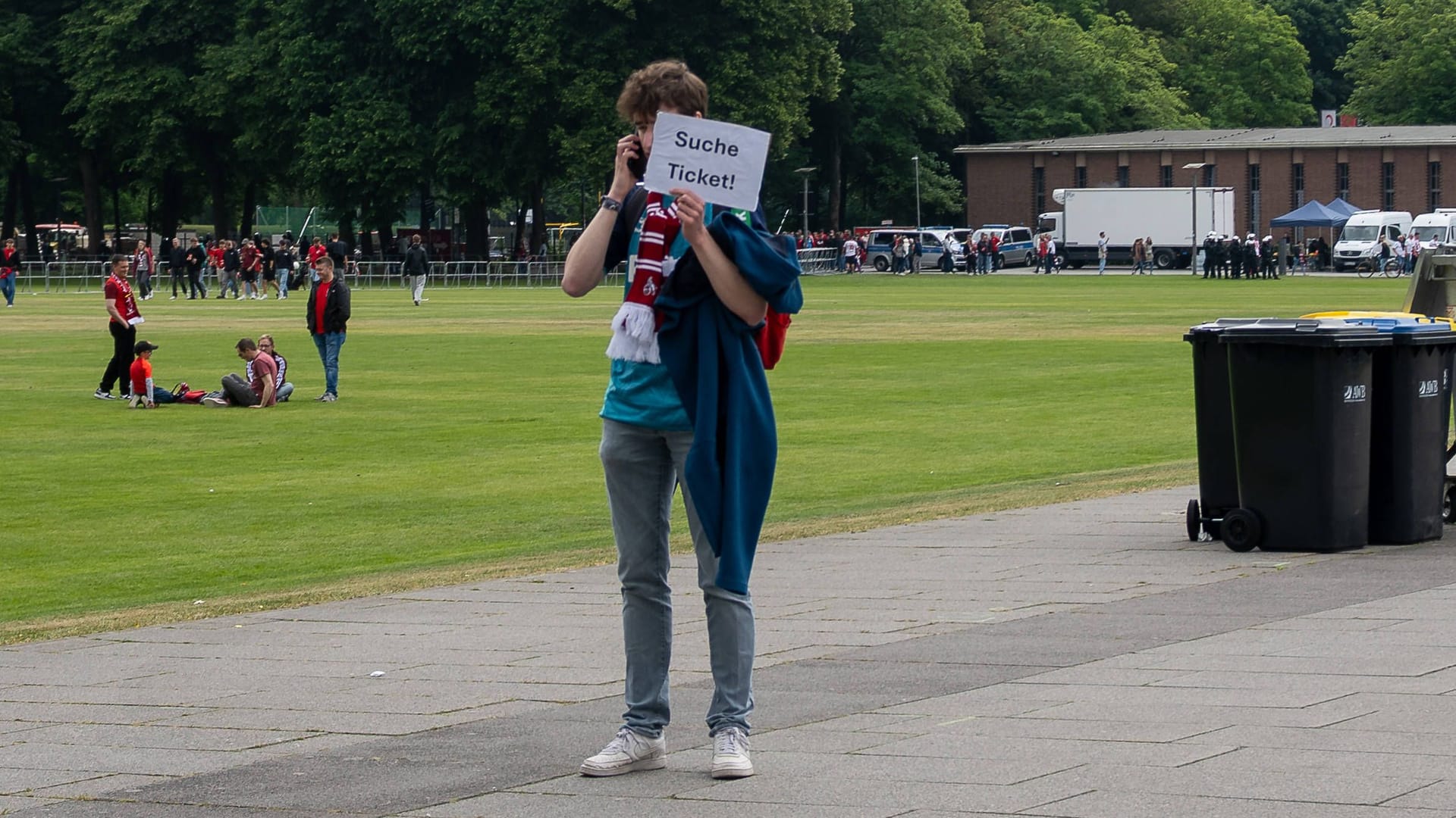 Die Hoffnung stirbt zuletzt: Ein Fan sucht noch Tickets für das Spiel.
