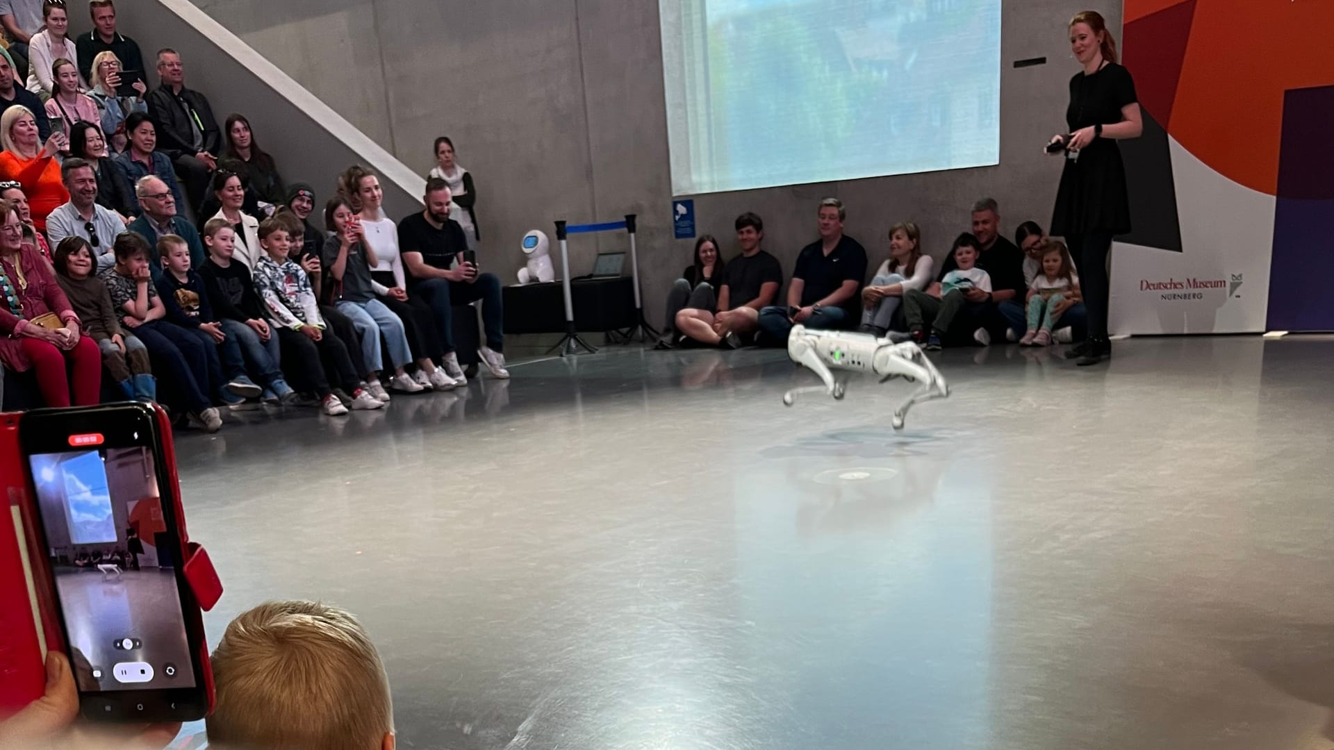 Der Internationale Museumstag öffnete auch in Nürnberg die Türen vieler Kultur-Einrichtungen. Andrang gab es unter anderem im Zukunftsmuseum, wie hier zur Roboter-Show.