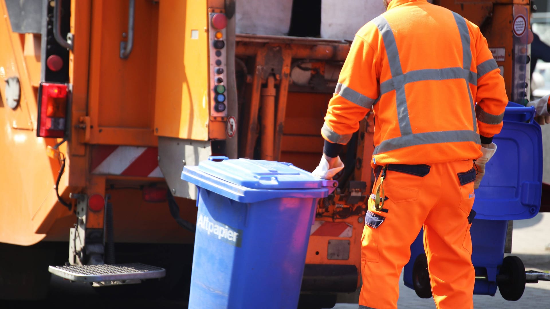 Kommunale Müllabfuhr (Symbolbild): Die Mülltonnen in Braunschweig werden wegen des Feiertags verzögert geleert. Kommunale Müllabfuhr (Symbolbild): Die Mülltonnen in Braunschweig werden wegen des Feiertags verzögert geleert.