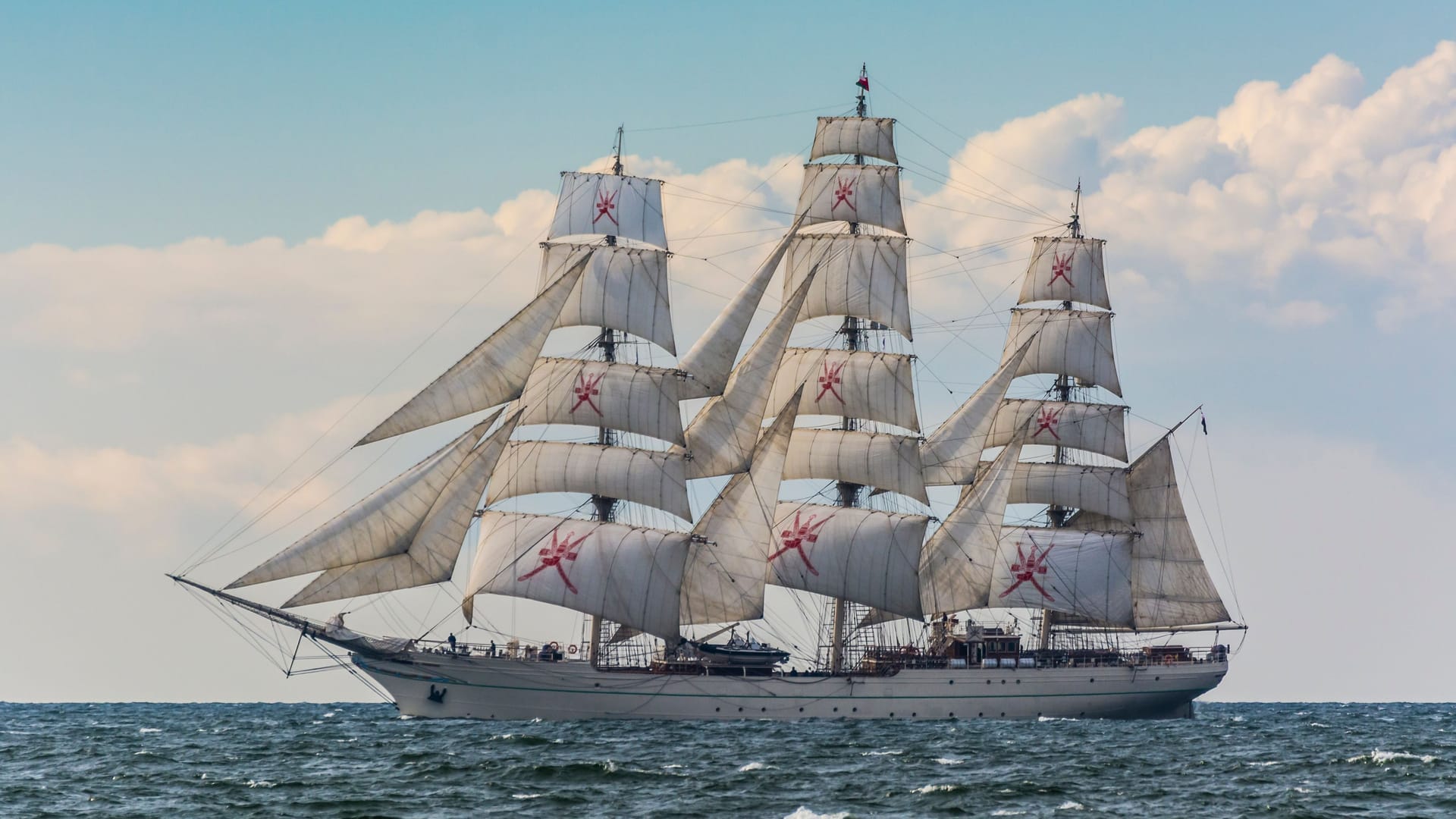Omani fullrigger Shabab Oman II under sail