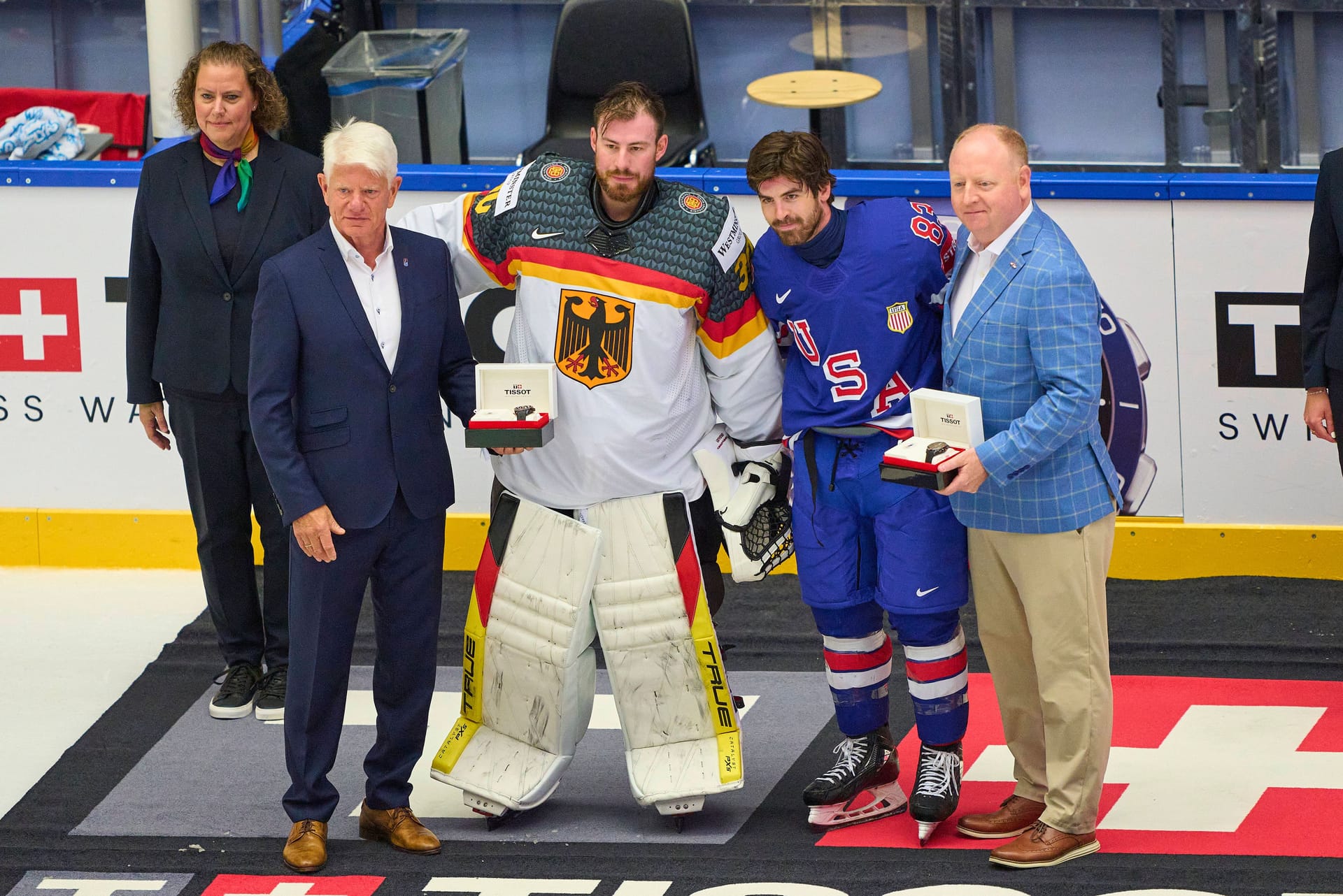 Philipp Grubauer (l.) und Conor Garland wurden als Spieler des Spiels ausgezeichnet. Philipp Grubauer (l.) und Conor Garland wurden als Spieler des Spiels ausgezeichnet.