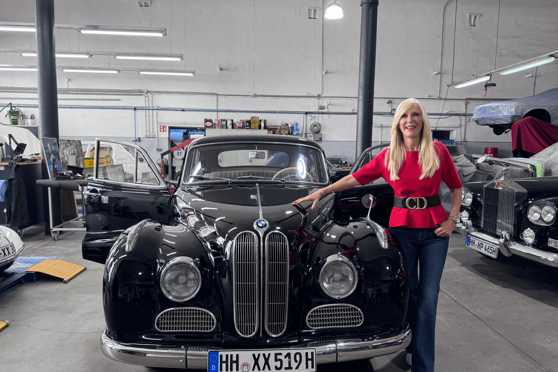 Marion Fedder steht neben einem schwarzen BMW 501, Baujahr 1956: Die Luxuslimousine wurde für eine hohe Summe versteigert.