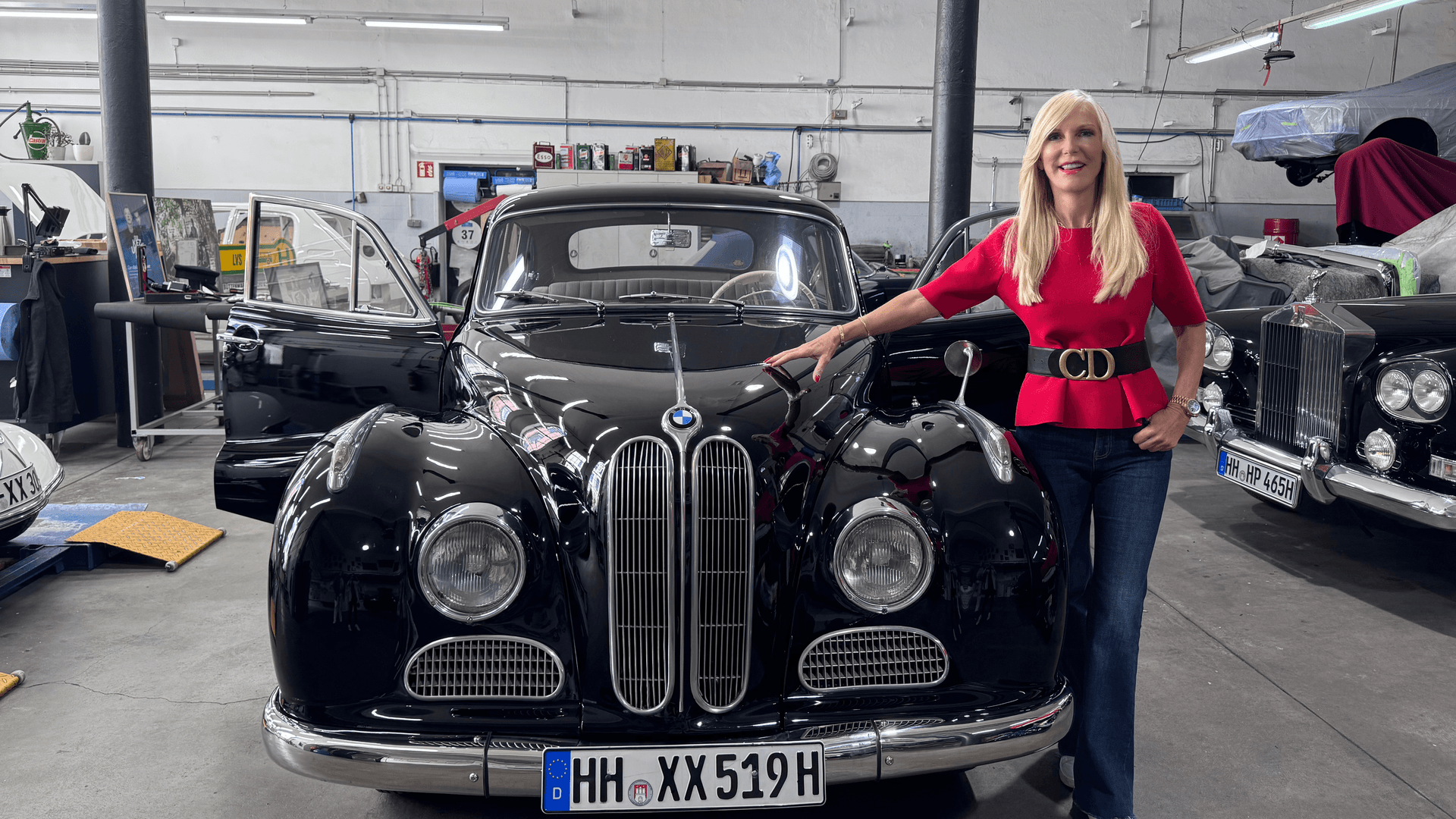 Marion Fedder steht neben einem schwarzen BMW 501, Baujahr 1956: Die Luxuslimousine wurde für eine hohe Summe versteigert. Marion Fedder steht neben einem schwarzen BMW 501, Baujahr 1956: Die Luxuslimousine wurde für eine hohe Summe versteigert.