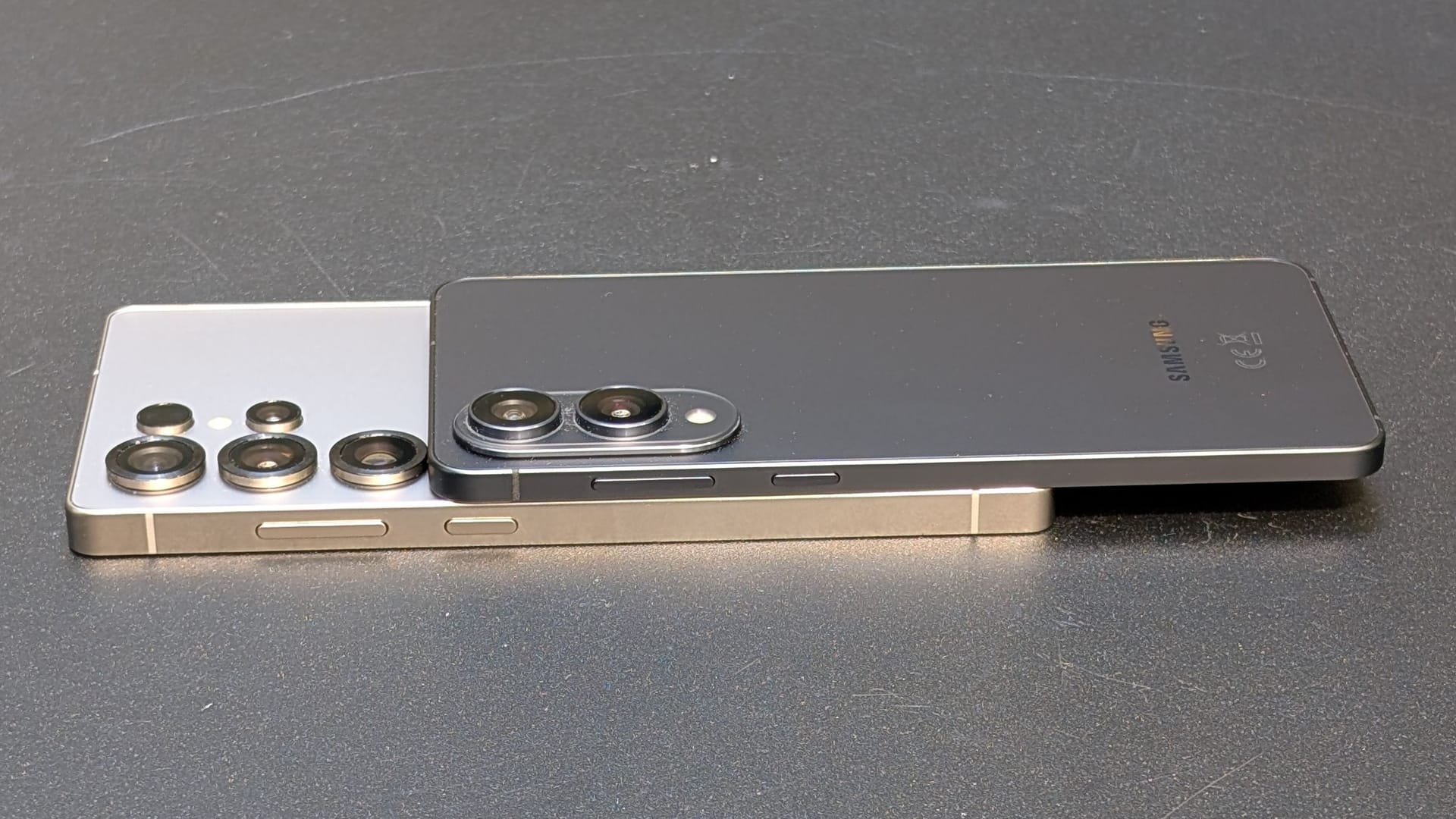 Zum Vergleich: Das Galaxy S25 Ultra (unten) ist deutlich schwerer und dicker als das neue Edge.
