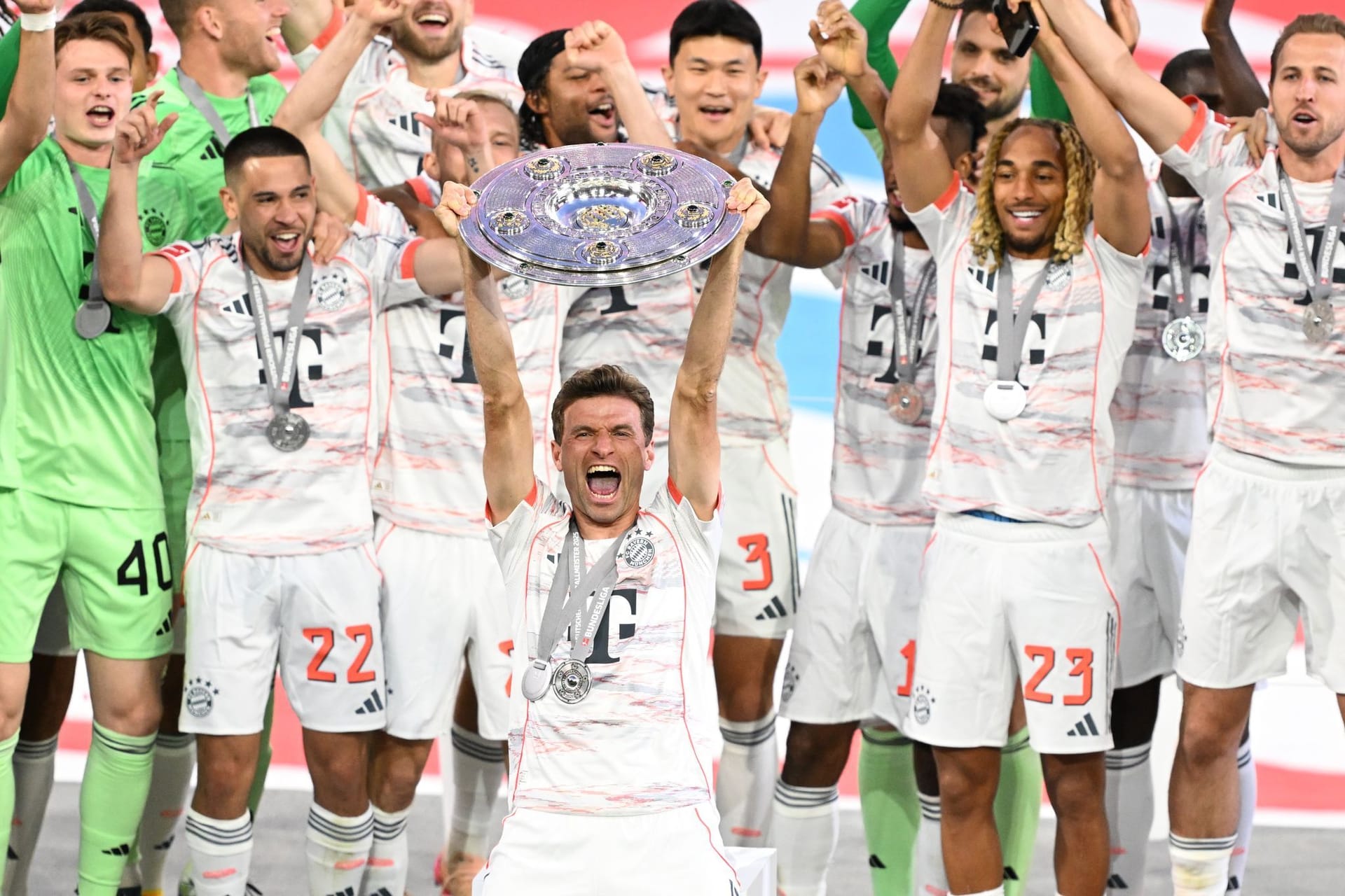 Nach dem 2:0-Sieg im letzten Heimspiel der Saison gegen Borussia Mönchengladbach feiert der deutsche Rekordklub die Meisterschaft. In München wurde die Meisterschale überwiesen, zudem feierte die Mannschaft von Trainer Vincent Kompany den Abschied von Thomas Müller, der den Klub im Sommer nach 25 Jahren verlassen wird. Nach dem 2:0-Sieg im letzten Heimspiel der Saison gegen Borussia Mönchengladbach feiert der deutsche Rekordklub die Meisterschaft. In München wurde die Meisterschale überwiesen, zudem feierte die Mannschaft von Trainer Vincent Kompany den Abschied von Thomas Müller, der den Klub im Sommer nach 25 Jahren verlassen wird.