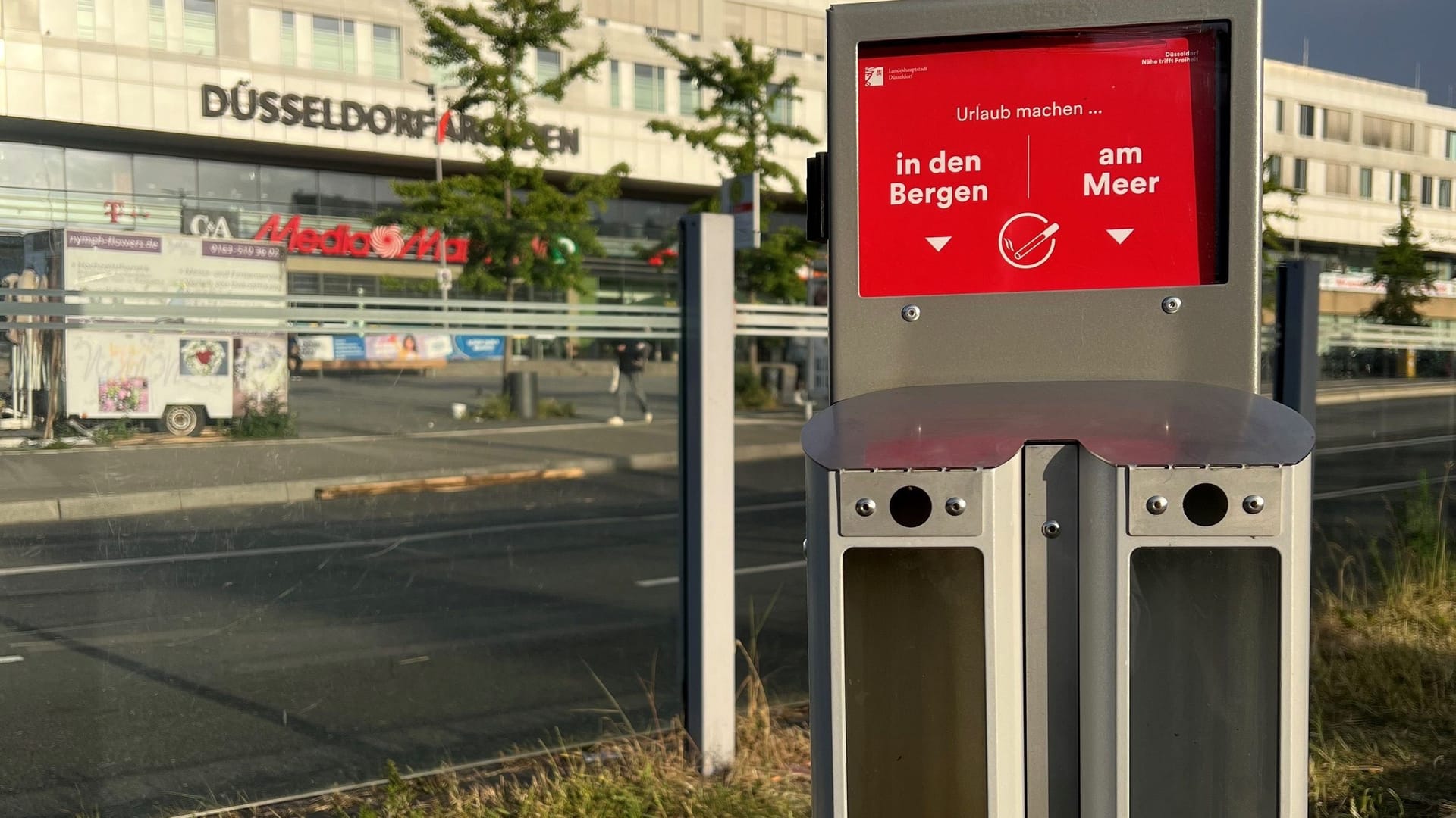 Der Abstimm-Aschenbecher steht nun in Bilk: Müllentsorgung in Düsseldorf auf die etwas andere Art. Der Abstimm-Aschenbecher steht nun in Bilk: Müllentsorgung in Düsseldorf auf die etwas andere Art.