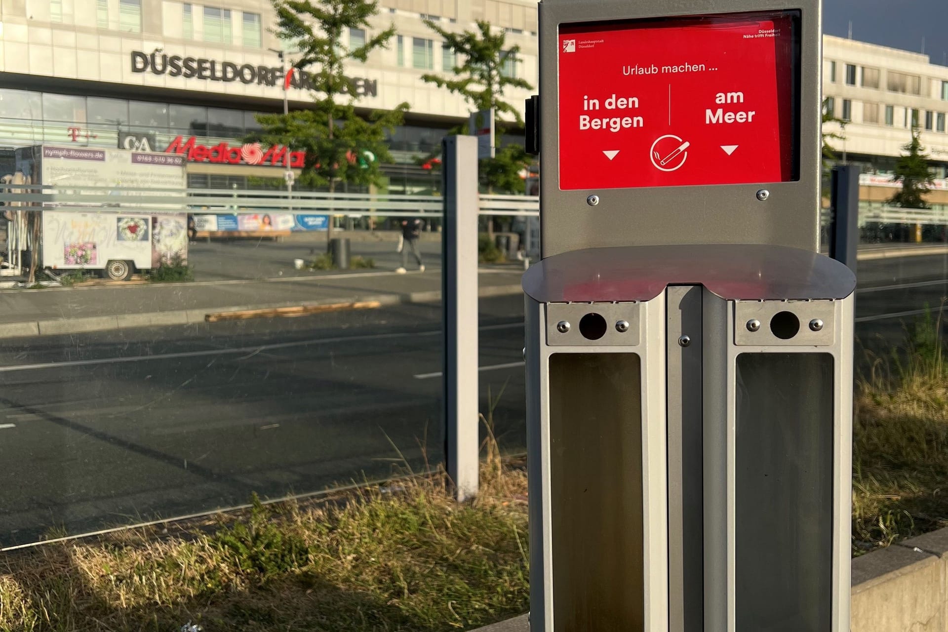 Der Abstimm-Aschenbecher steht nun in Bilk: Müllentsorgung in Düsseldorf auf die etwas andere Art.