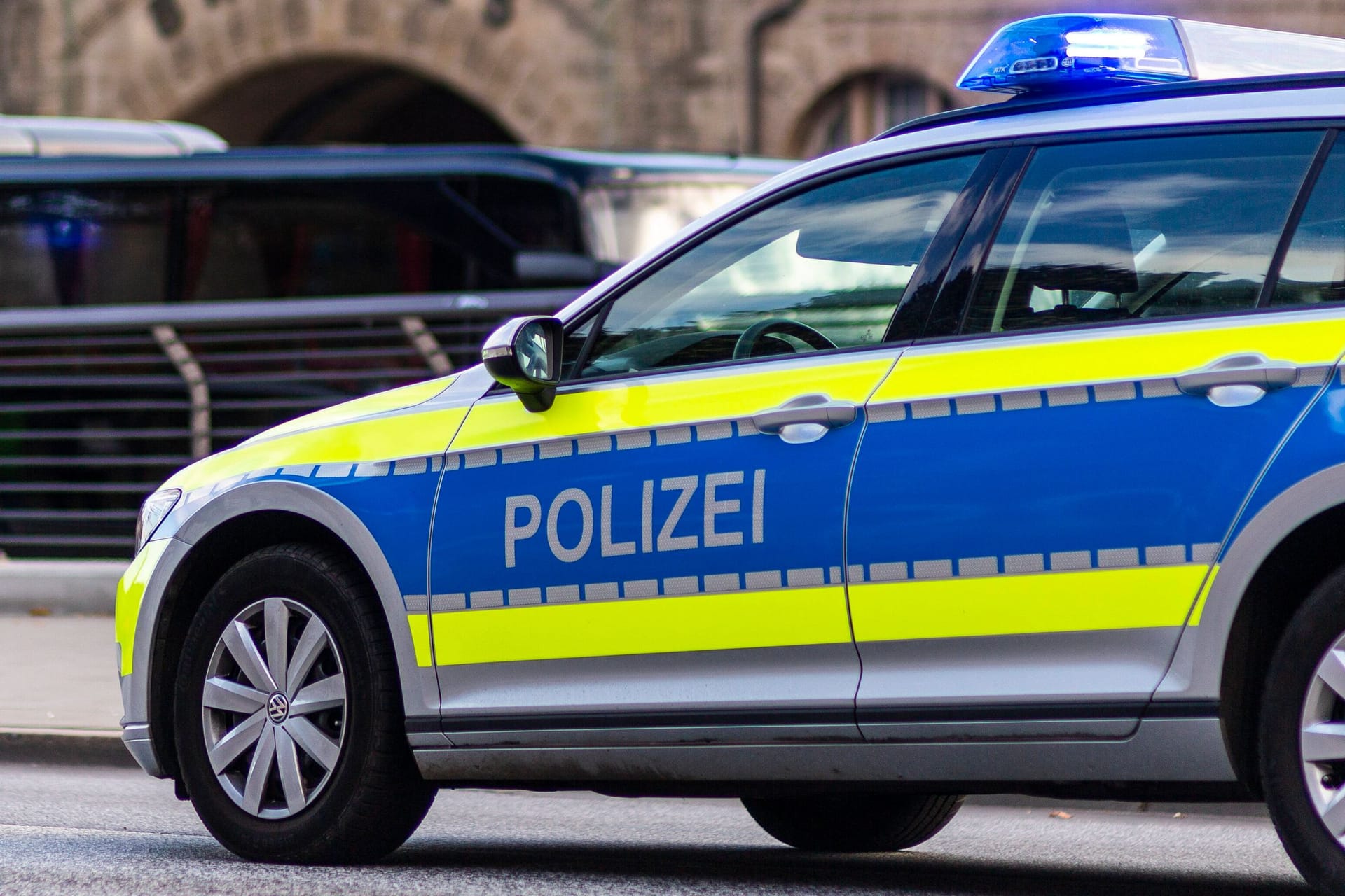 Ein Polizeiauto in Hamburg (Symbolbild): Die Polizei in Krefeld hat eine Vermisste aus Alsterdorf aufgefunden.