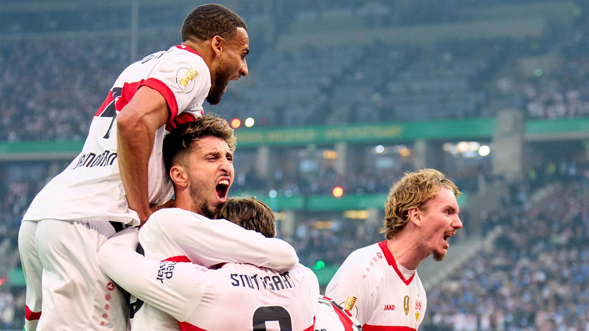 Die Spieler des VfB Stuttgart bejubeln einen Treffer: Gegen Arminia Bielefeld waren die Schwaben der verdiente Sieger.