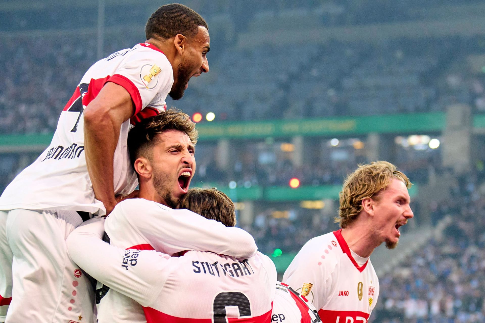 Die Spieler des VfB Stuttgart bejubeln einen Treffer: Gegen Arminia Bielefeld waren die Schwaben der verdiente Sieger.
