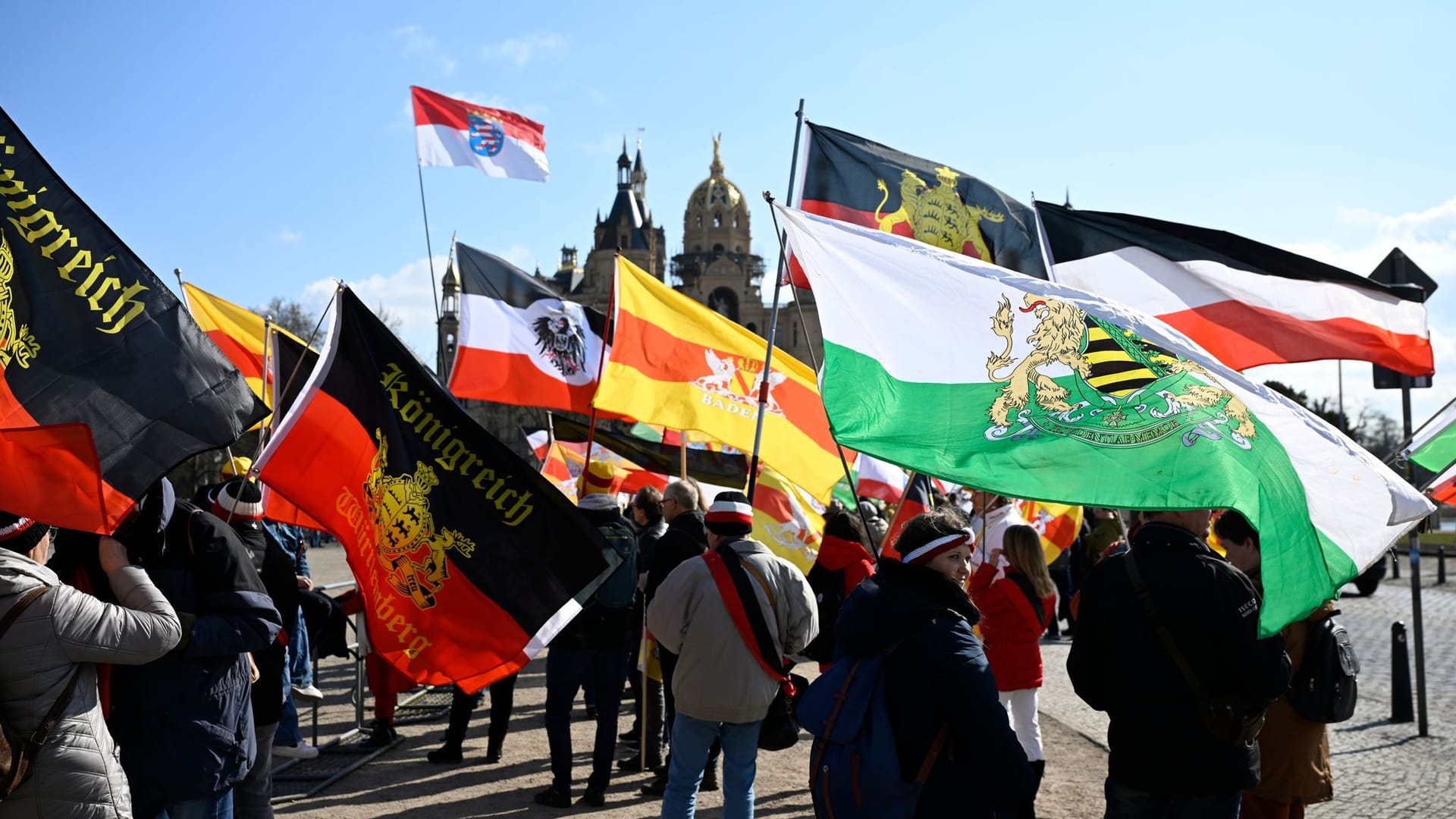 Reichsbürger-Treffen vor dem Schweriner Schloss