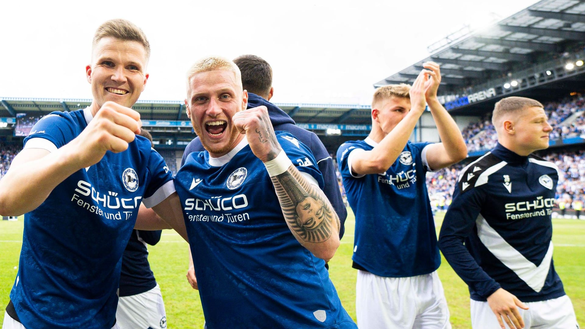 Bielefeld feiert: Vor dem DFB-Pokalfinale machte die Mannschaft von der Alm bereits die Drittliga-Meisterschaft klar. Bielefeld feiert: Vor dem DFB-Pokalfinale machte die Mannschaft von der Alm bereits die Drittliga-Meisterschaft klar.