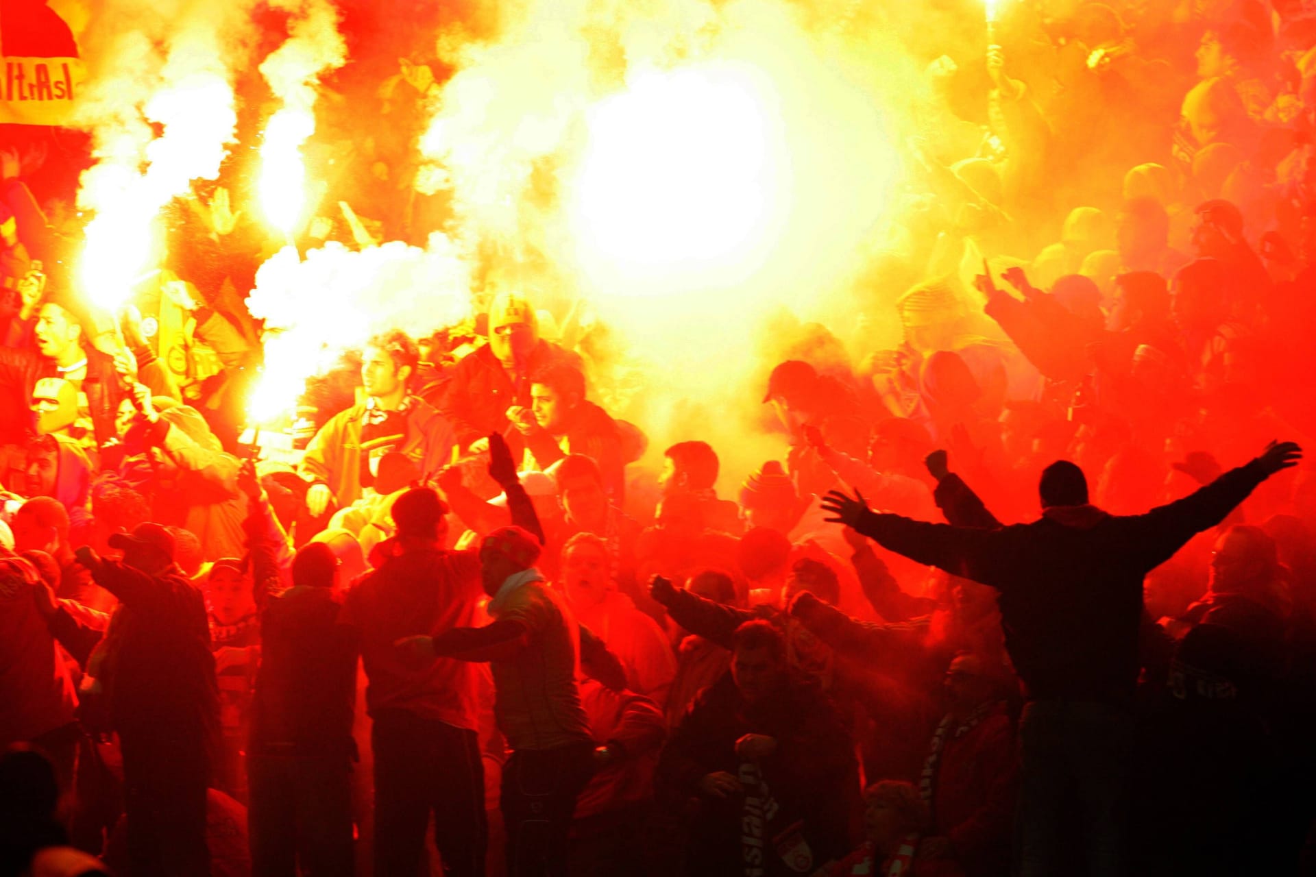 Bildnummer: 04135875 Datum: 03.12.2008 Copyright: imago/HöhneFans von Galatasaray feiern den Erfolg ausgelassen; Aufmacher, Vdig, quer, Jubel, Atmosphäre, bengalisches Feuer, Bengalfeuer, Fan, Fußballfan, Publikum, Fanblock, Rauch, Rauchwolke, Rauchschwaden, Qualm, Qualmwolke, Pyro, Pyrotechnik, Feuerwerk, feiern, Türkenfeier UEFA Cup 2008/2009, Pokal, Europapokal, Galatasaray Istanbul Berlin Freude, Begeisterung, Fußball EC 3 Herren Mannschaft Totale optimistisch Randmotiv Werbemotiv Personen