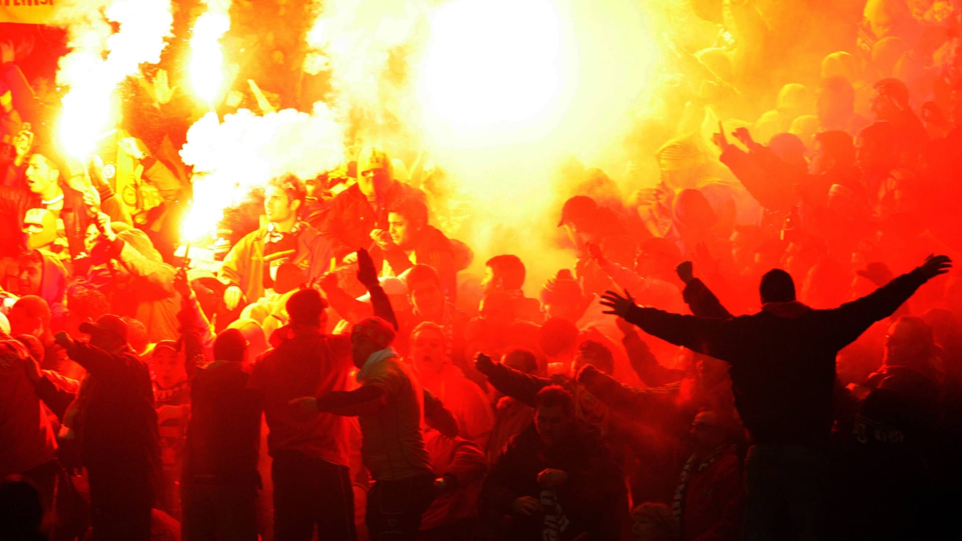 Bildnummer: 04135875 Datum: 03.12.2008 Copyright: imago/HöhneFans von Galatasaray feiern den Erfolg ausgelassen; Aufmacher, Vdig, quer, Jubel, Atmosphäre, bengalisches Feuer, Bengalfeuer, Fan, Fußballfan, Publikum, Fanblock, Rauch, Rauchwolke, Rauchschwaden, Qualm, Qualmwolke, Pyro, Pyrotechnik, Feuerwerk, feiern, Türkenfeier UEFA Cup 2008/2009, Pokal, Europapokal, Galatasaray Istanbul Berlin Freude, Begeisterung, Fußball EC 3 Herren Mannschaft Totale optimistisch Randmotiv Werbemotiv Personen