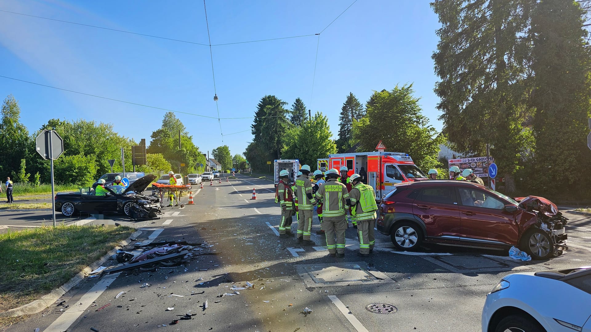 Einsatzkräfte am Unglücksort: Bei einem Verkehrsunfall wurden 14 Menschen verletzt.