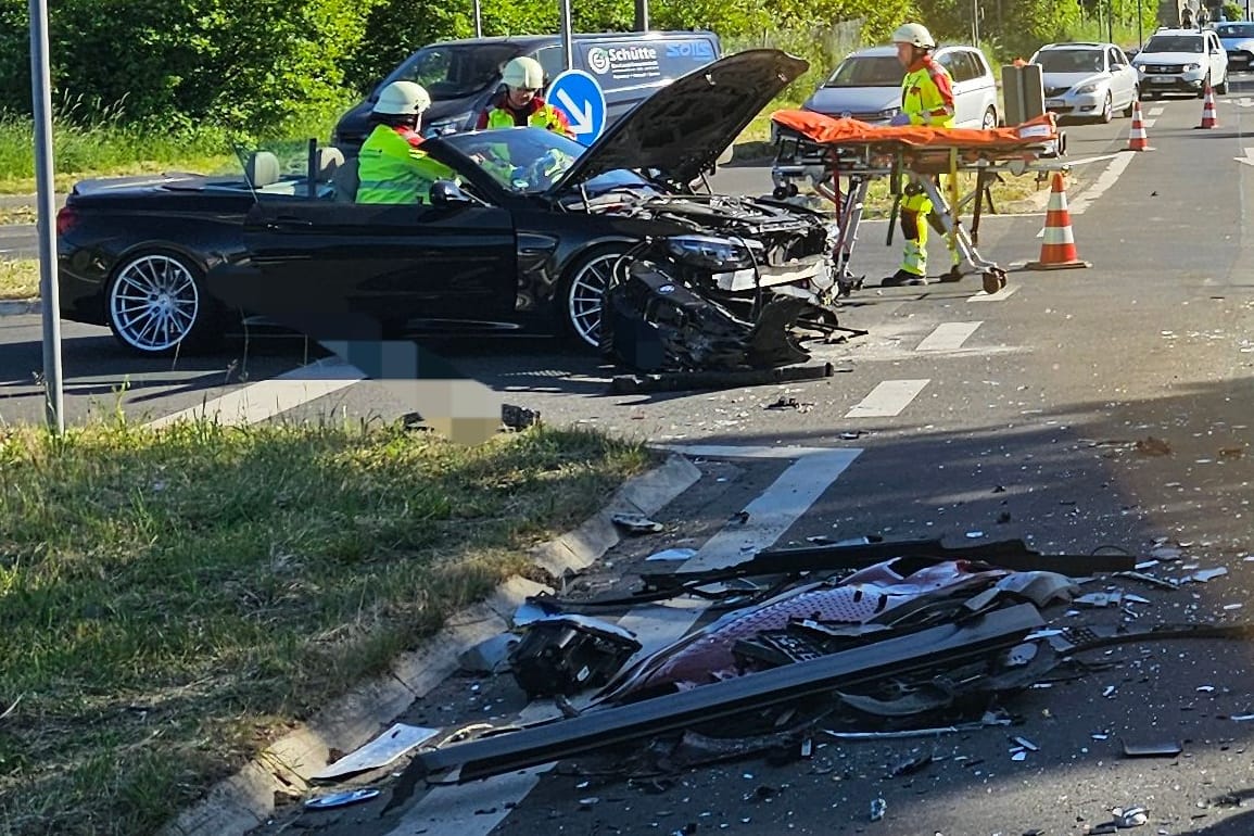 Einsatzkräfte am Unglücksort: Bei einem Verkehrsunfall wurden 14 Menschen verletzt.